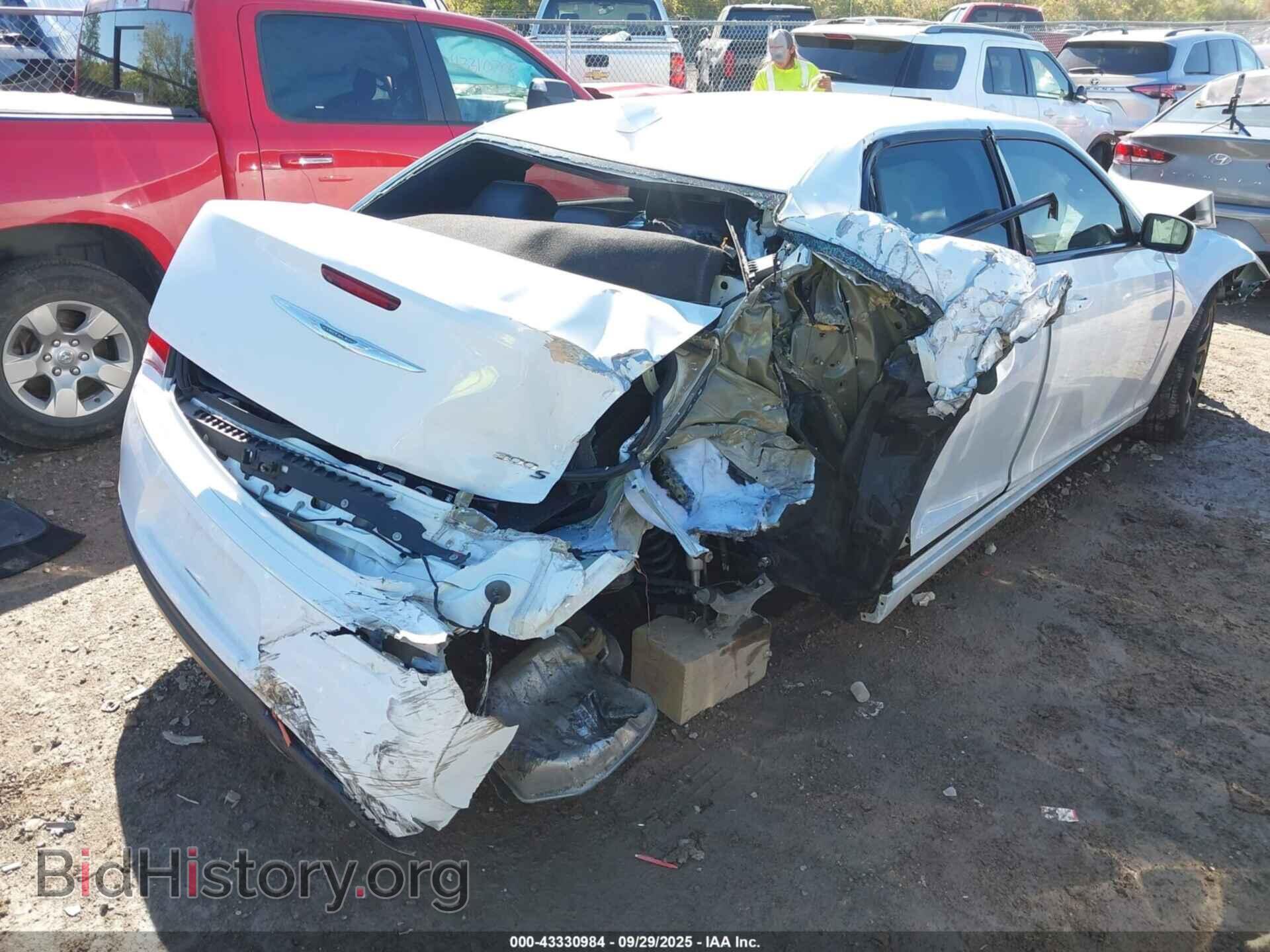 2019 CHRYSLER 300 - VIN: 2C3CCABG1KH654125 - Фото 6