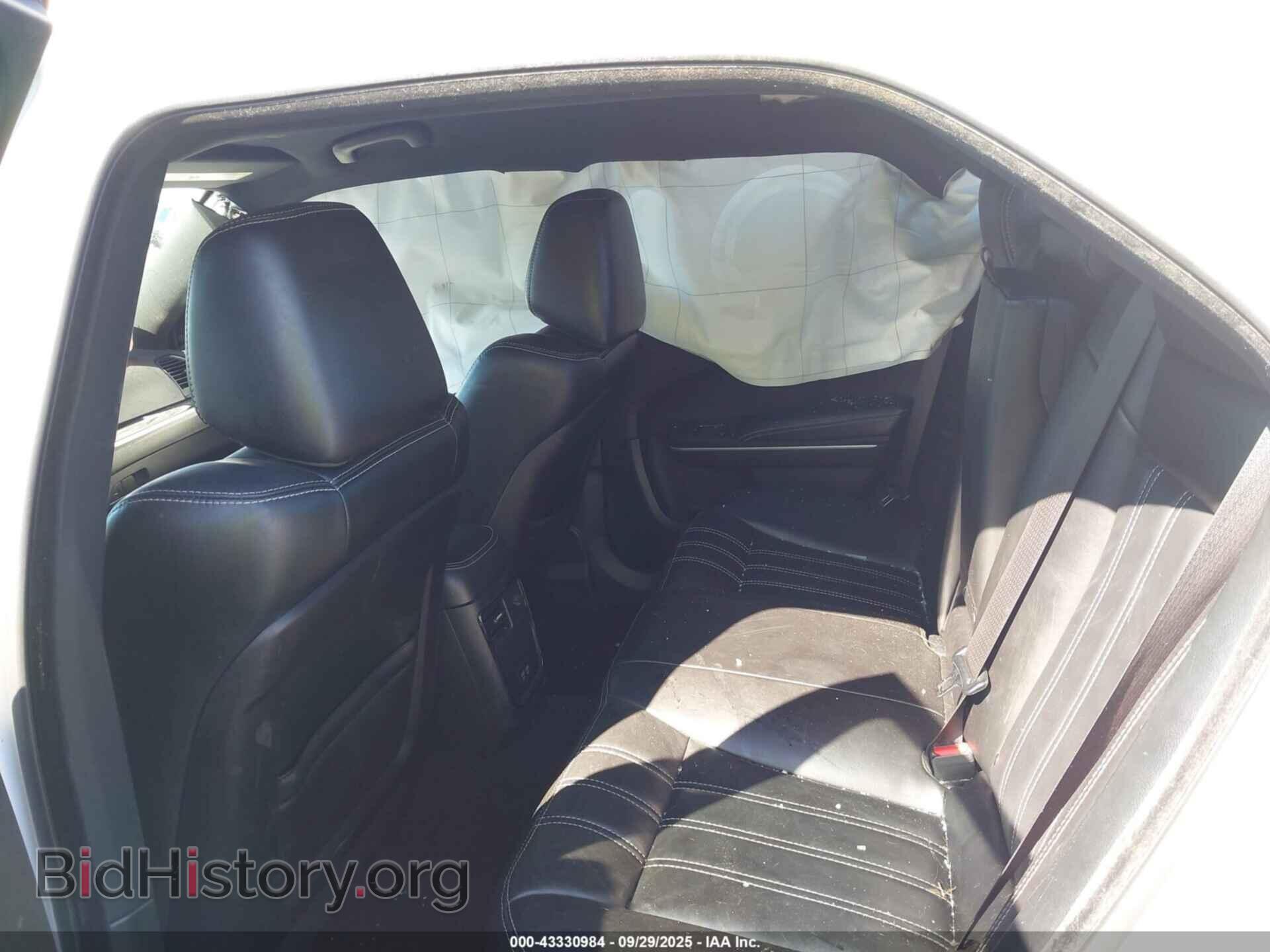 2019 CHRYSLER 300 - VIN: 2C3CCABG1KH654125 - Фото 8