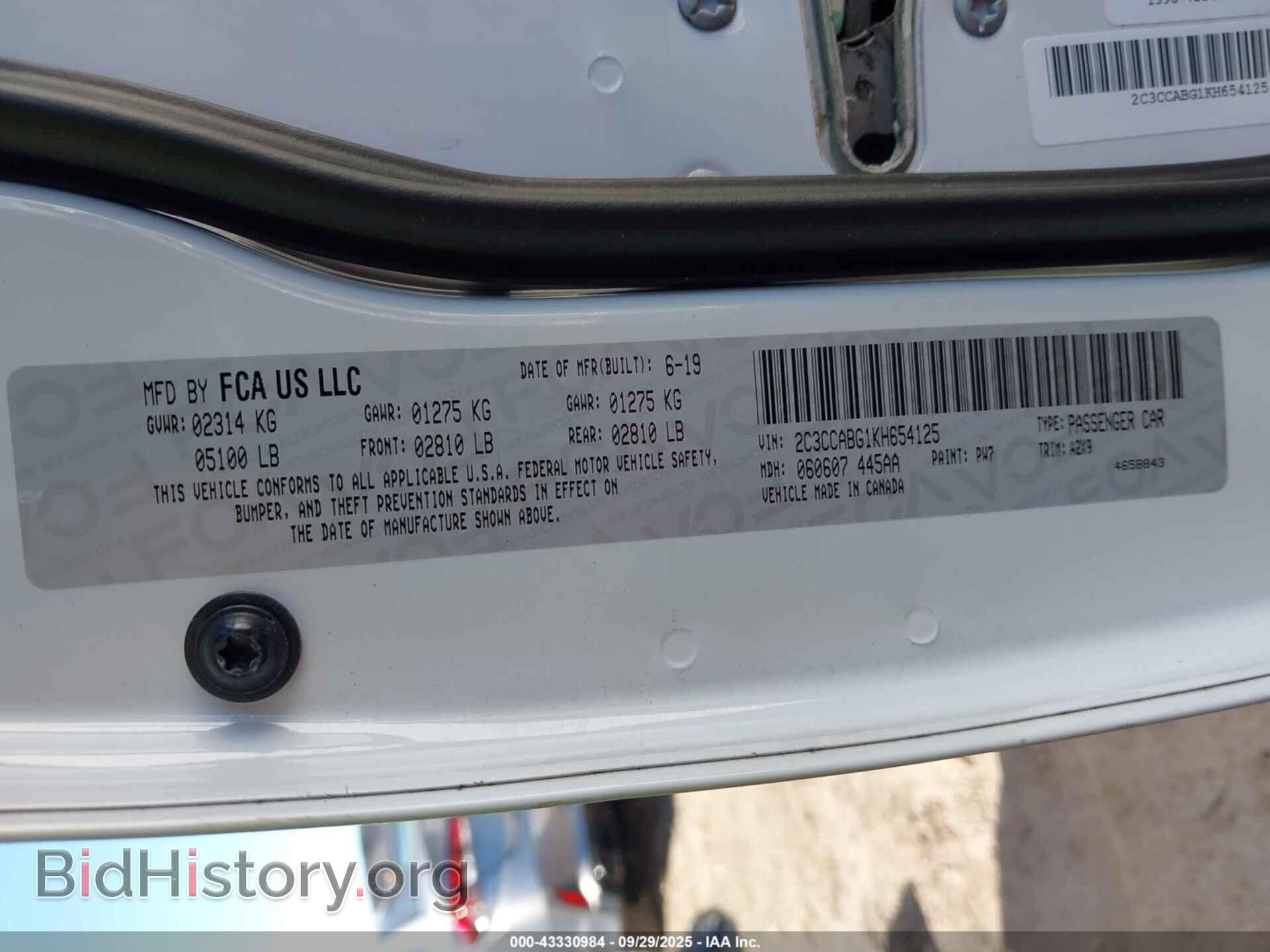 2019 CHRYSLER 300 - VIN: 2C3CCABG1KH654125 - Фото 9