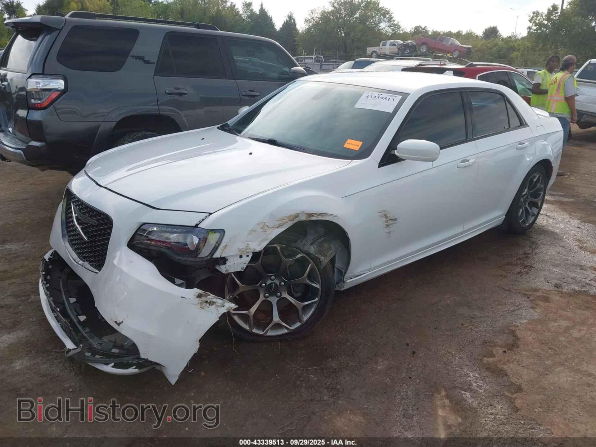 2016 CHRYSLER 300 - VIN: 2C3CCABT5GH135552 - Фото 2