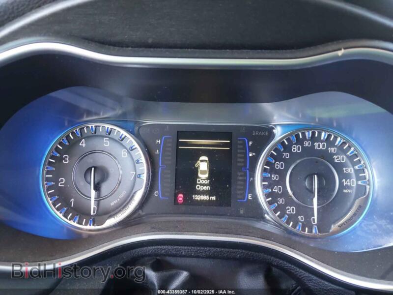 2016 Chrysler 200 (VIN 1C3CCCAB9GN159056) — photo 7 of 17