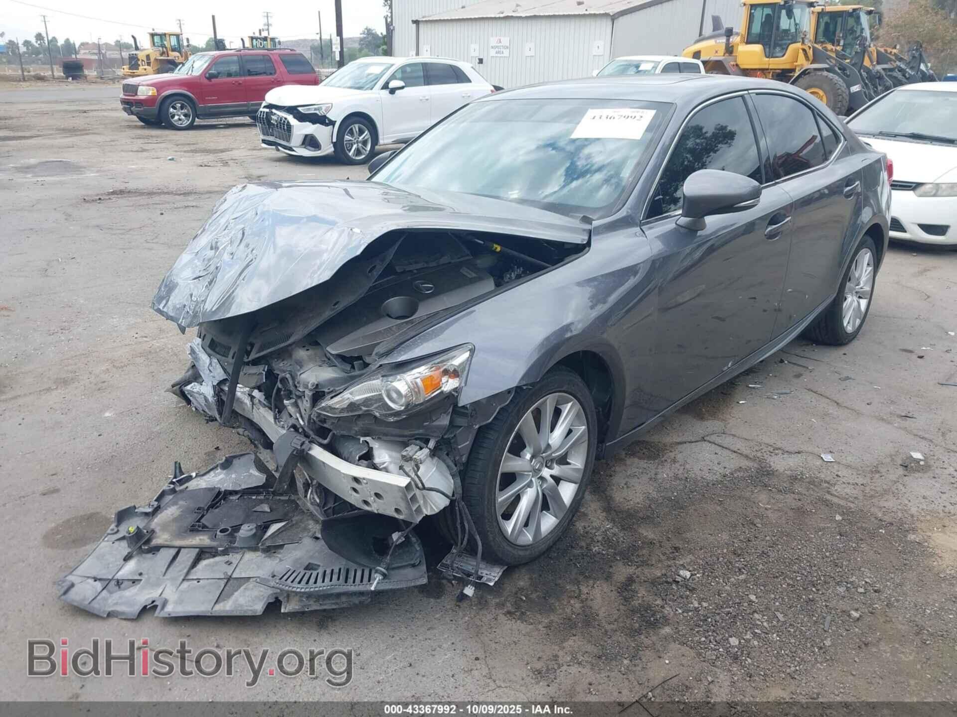 2016 LEXUS IS 200T - VIN: JTHBA1D24G5028225 - Фото 2