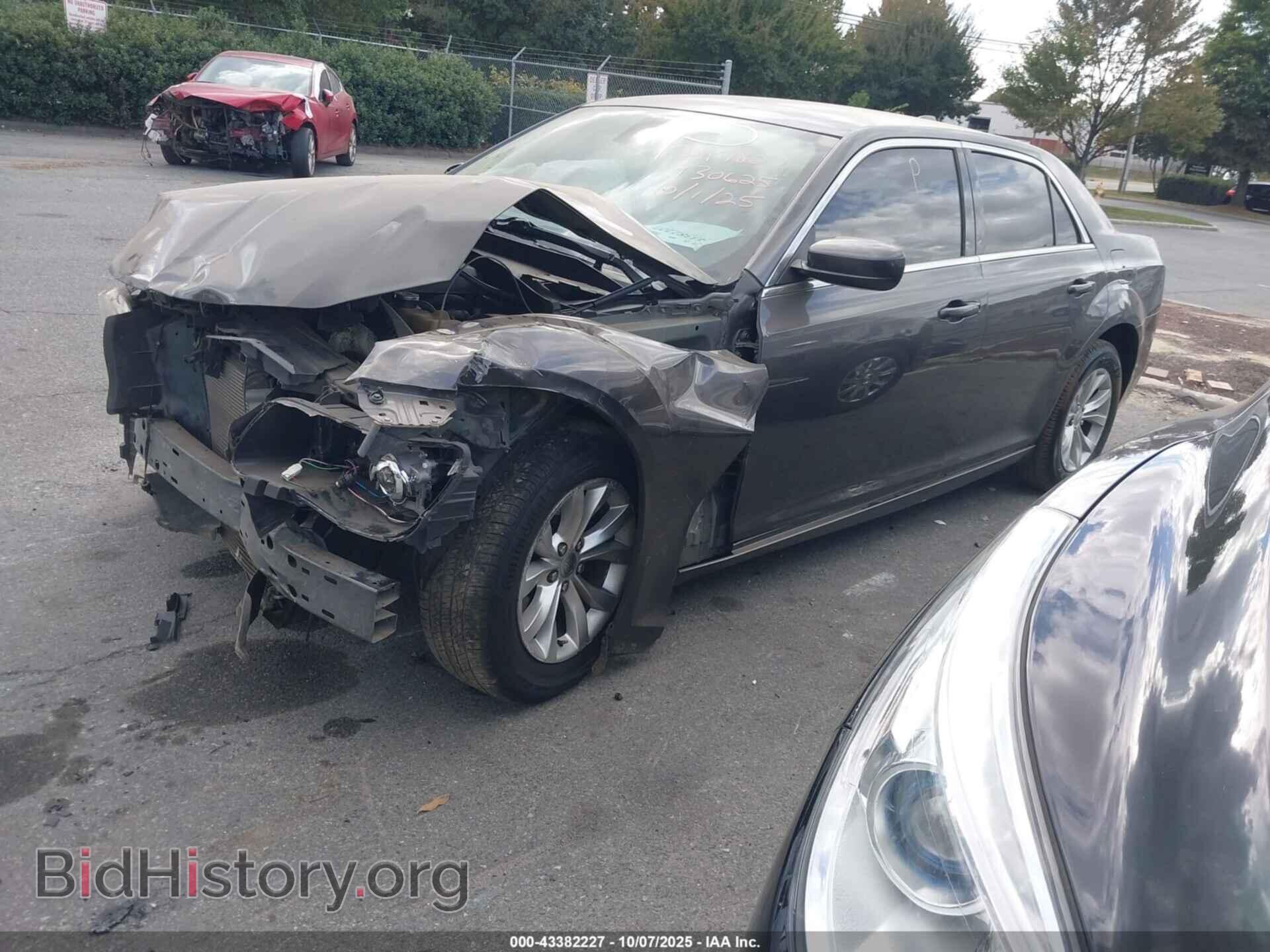 2015 CHRYSLER 300 - VIN: 2C3CCAAG0FH930625 - Фото 2