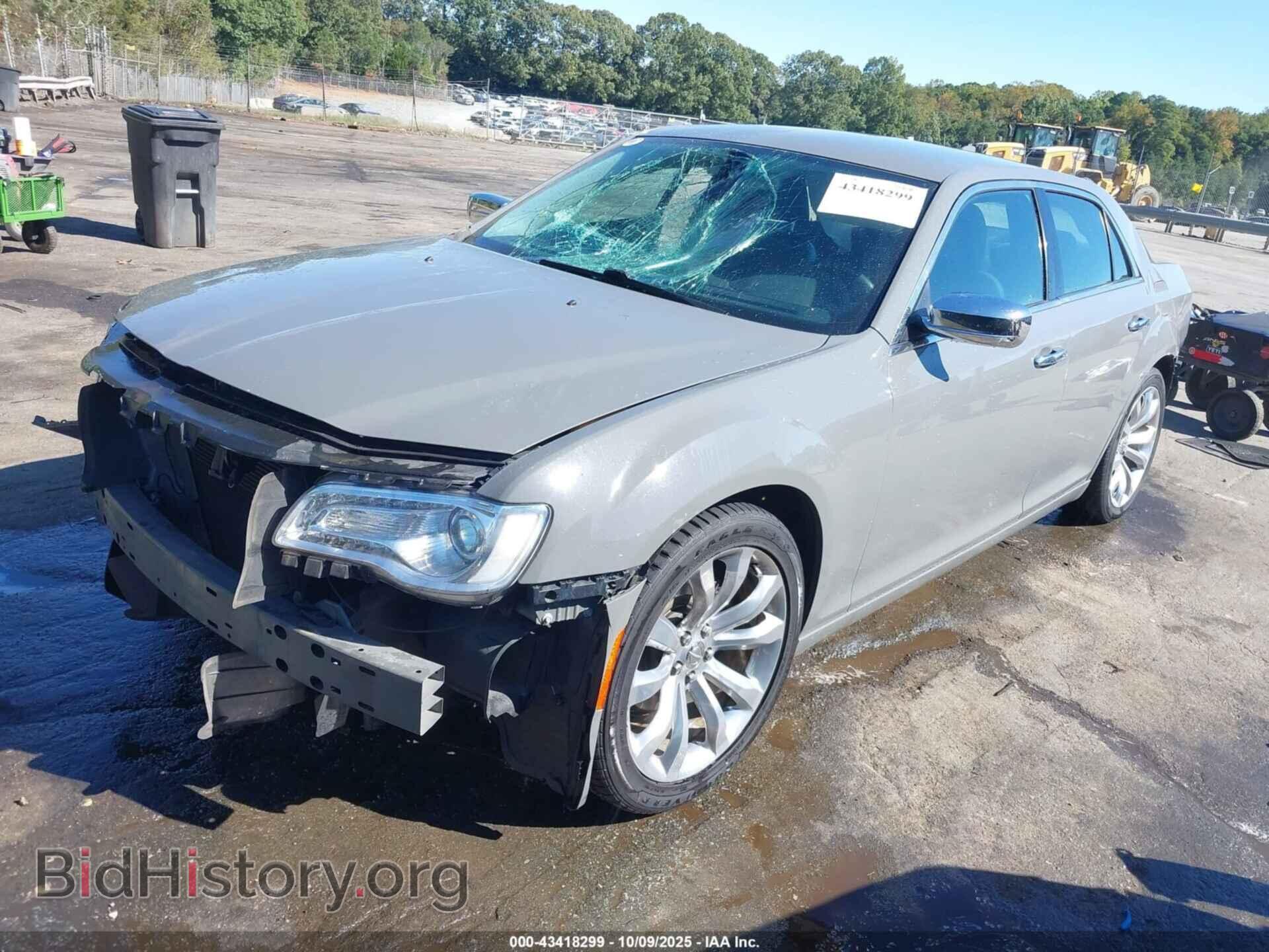 2019 CHRYSLER 300 - VIN: 2C3CCAEG7KH538150 - Фото 2