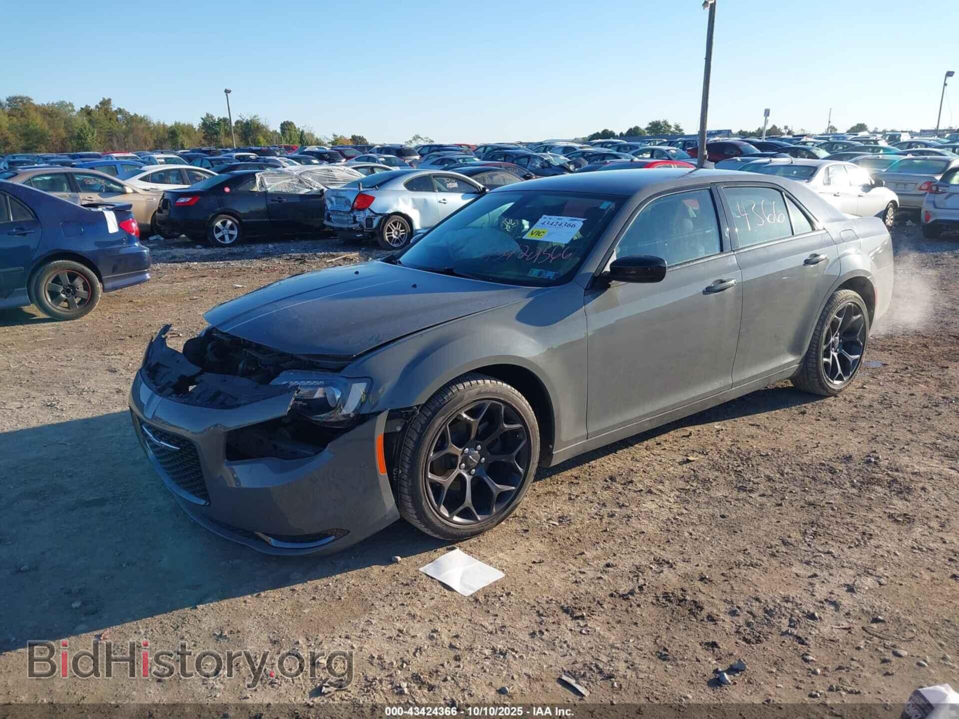 2019 CHRYSLER 300 - VIN: 2C3CCAAG9KH601660 - Фото 2