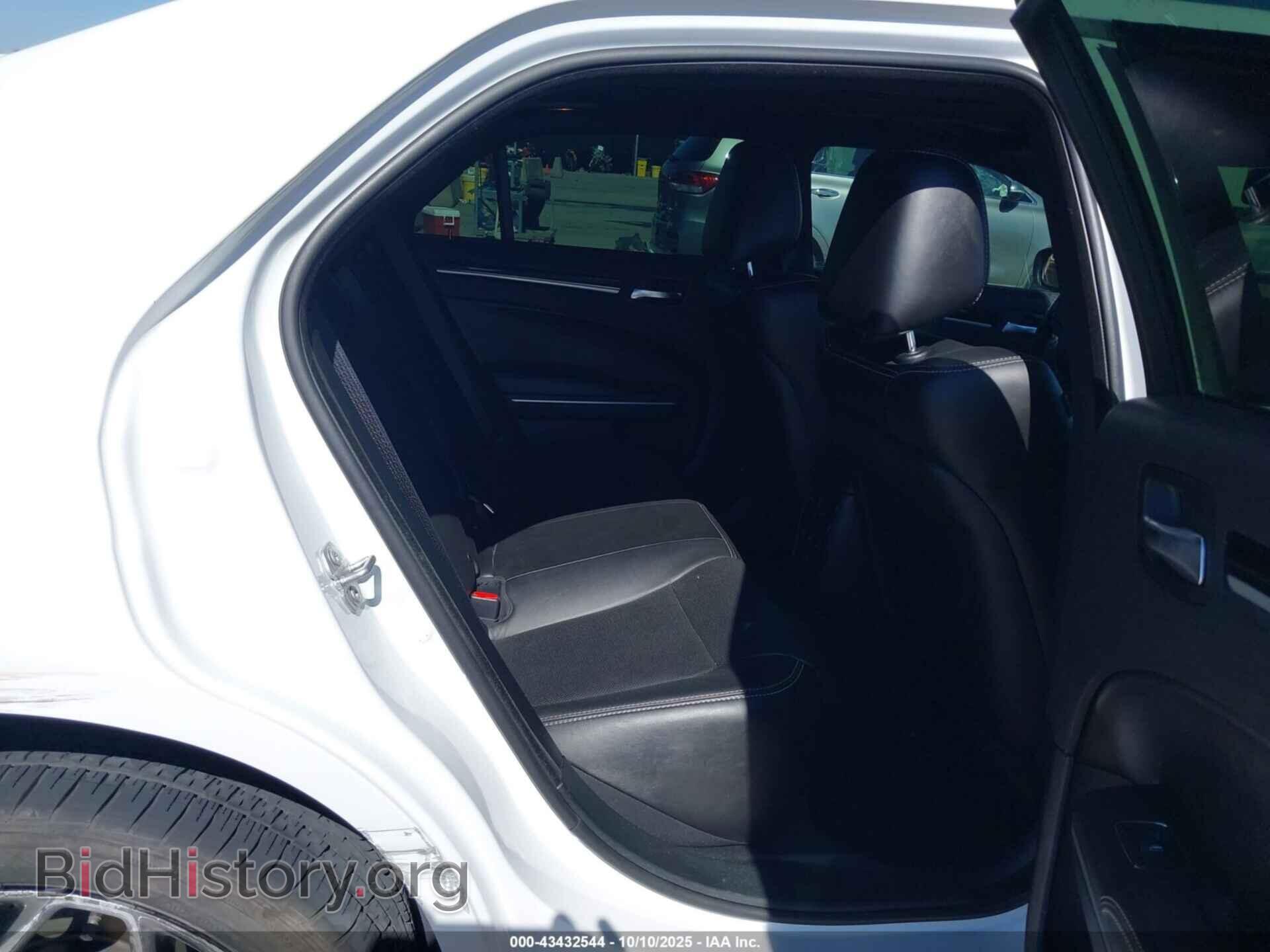 2018 CHRYSLER 300 - VIN: 2C3CCABG9JH315627 - Фото 8