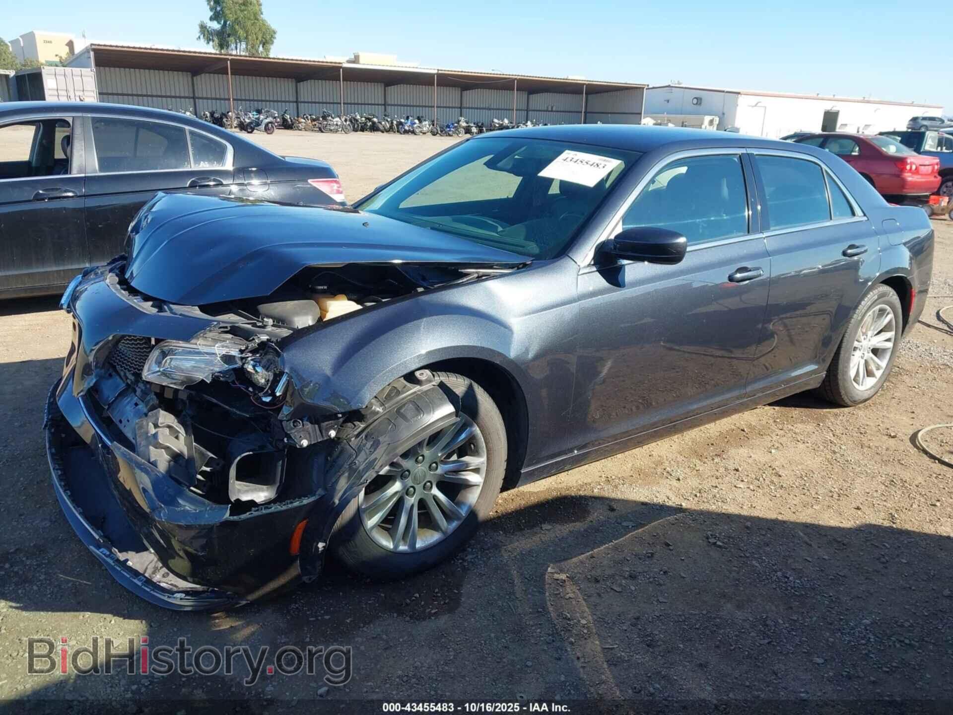 2019 CHRYSLER 300 - VIN: 2C3CCAAG9KH616997 - Фото 2