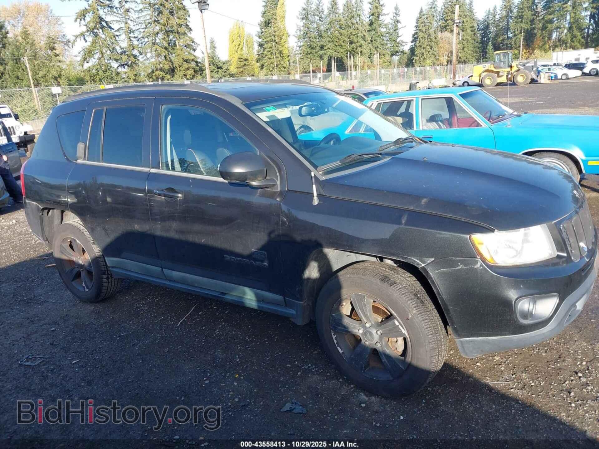 Photo 1J4NF5FB3BD225612 - JEEP COMPASS 2011