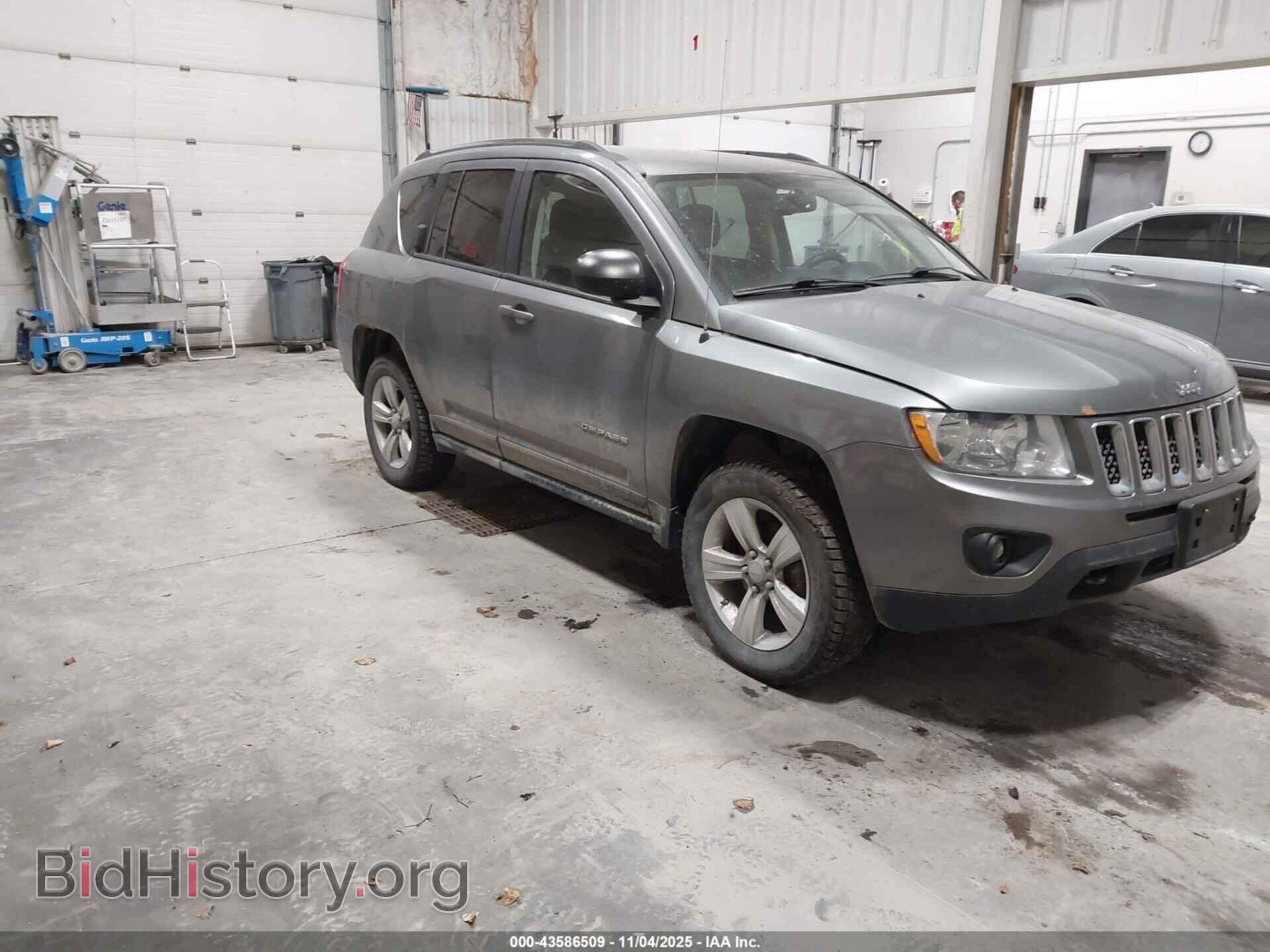 Photo 1J4NF1FB4BD279932 - JEEP COMPASS 2011