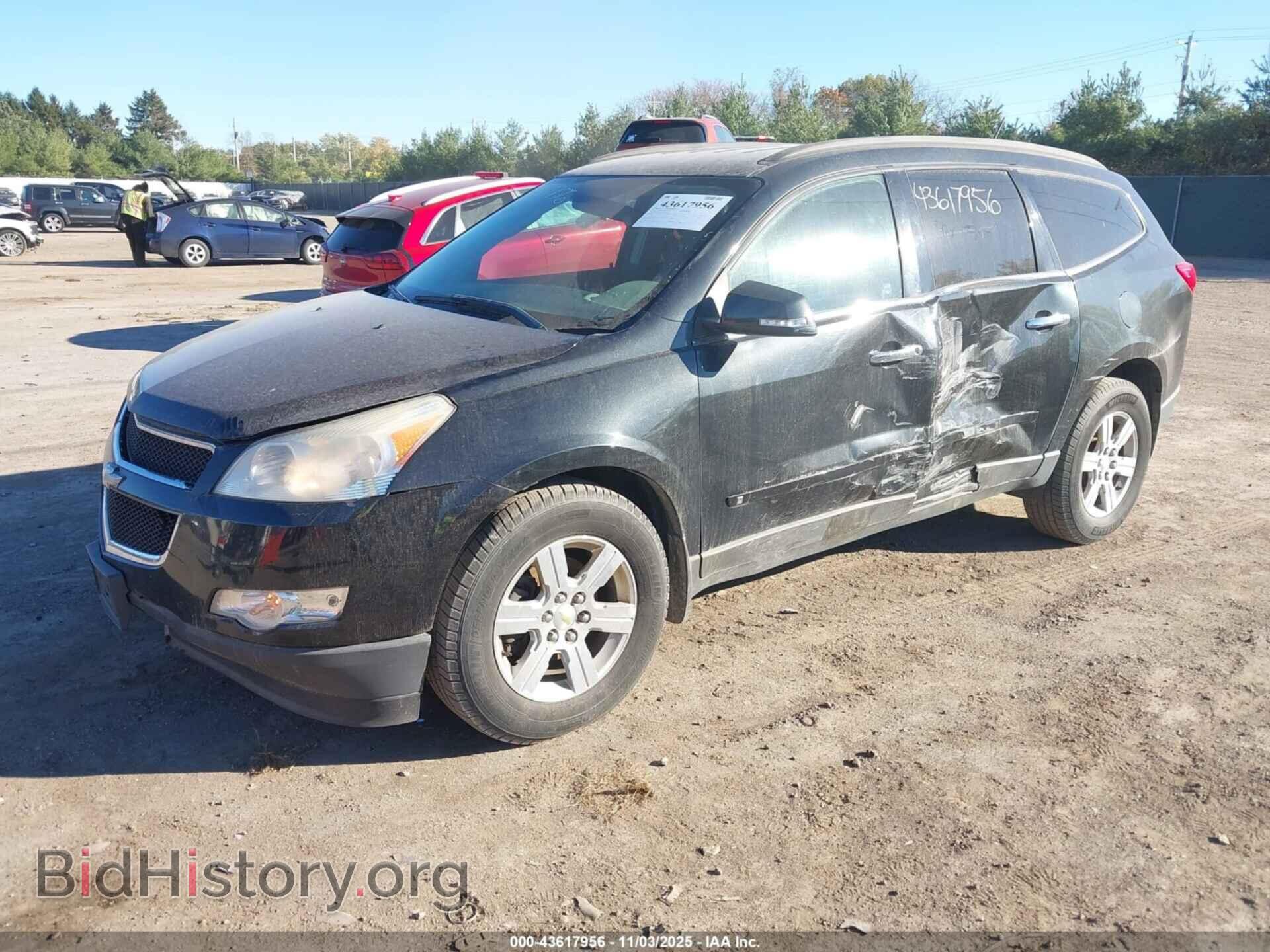2010 CHEVROLET TRAVERSE - VIN: 1GNLVFED5AS117261 - Фото 2