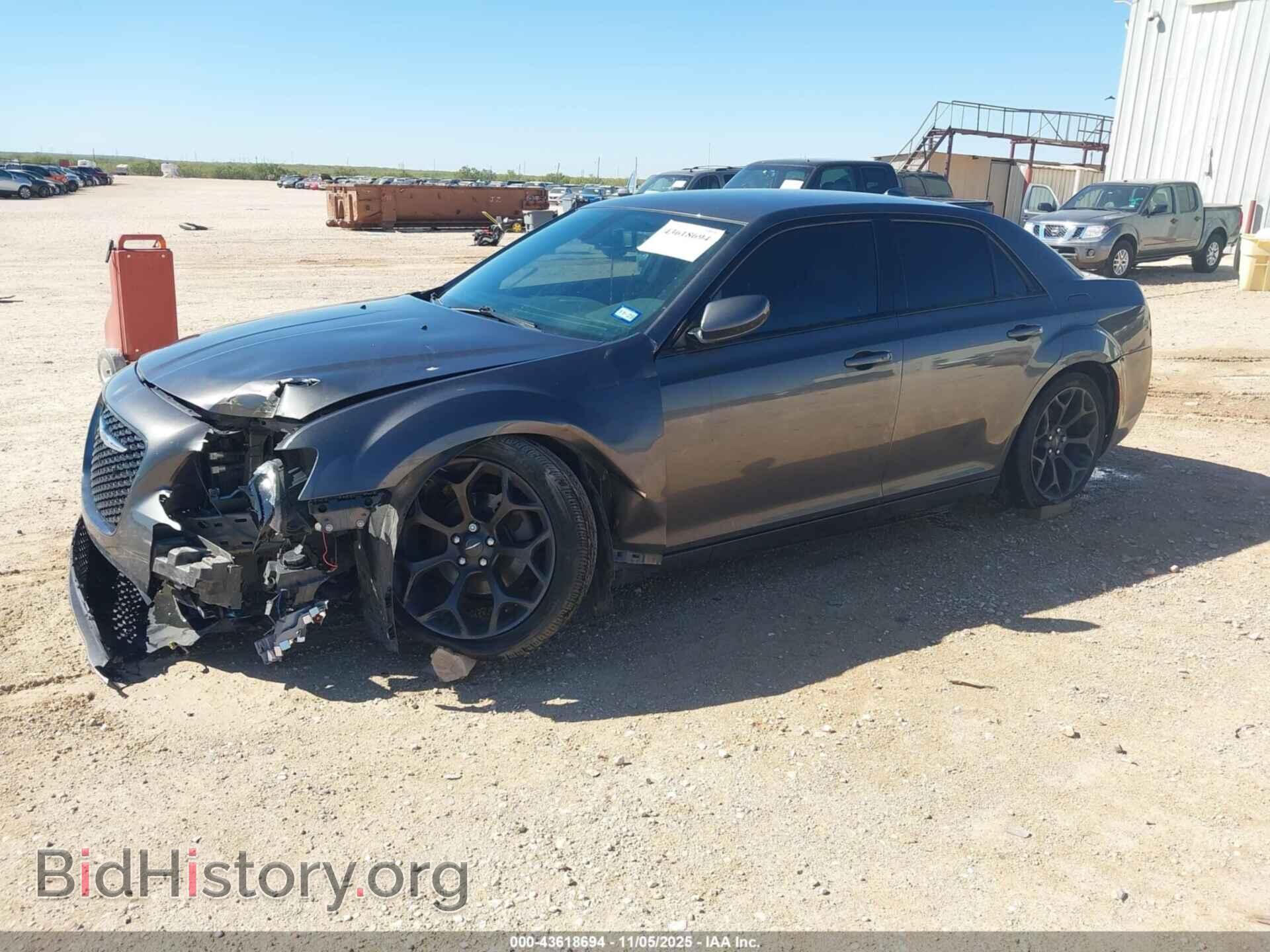 2019 CHRYSLER 300 - VIN: 2C3CCABG0KH708191 - Фото 2