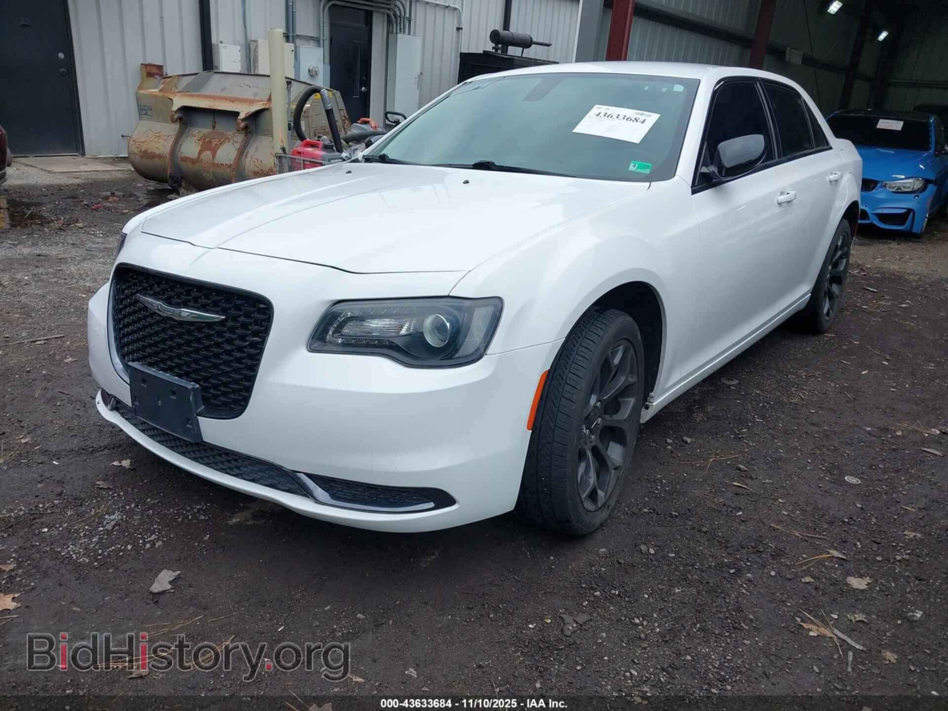 2019 CHRYSLER 300 - VIN: 2C3CCAAG2KH610300 - Фото 2