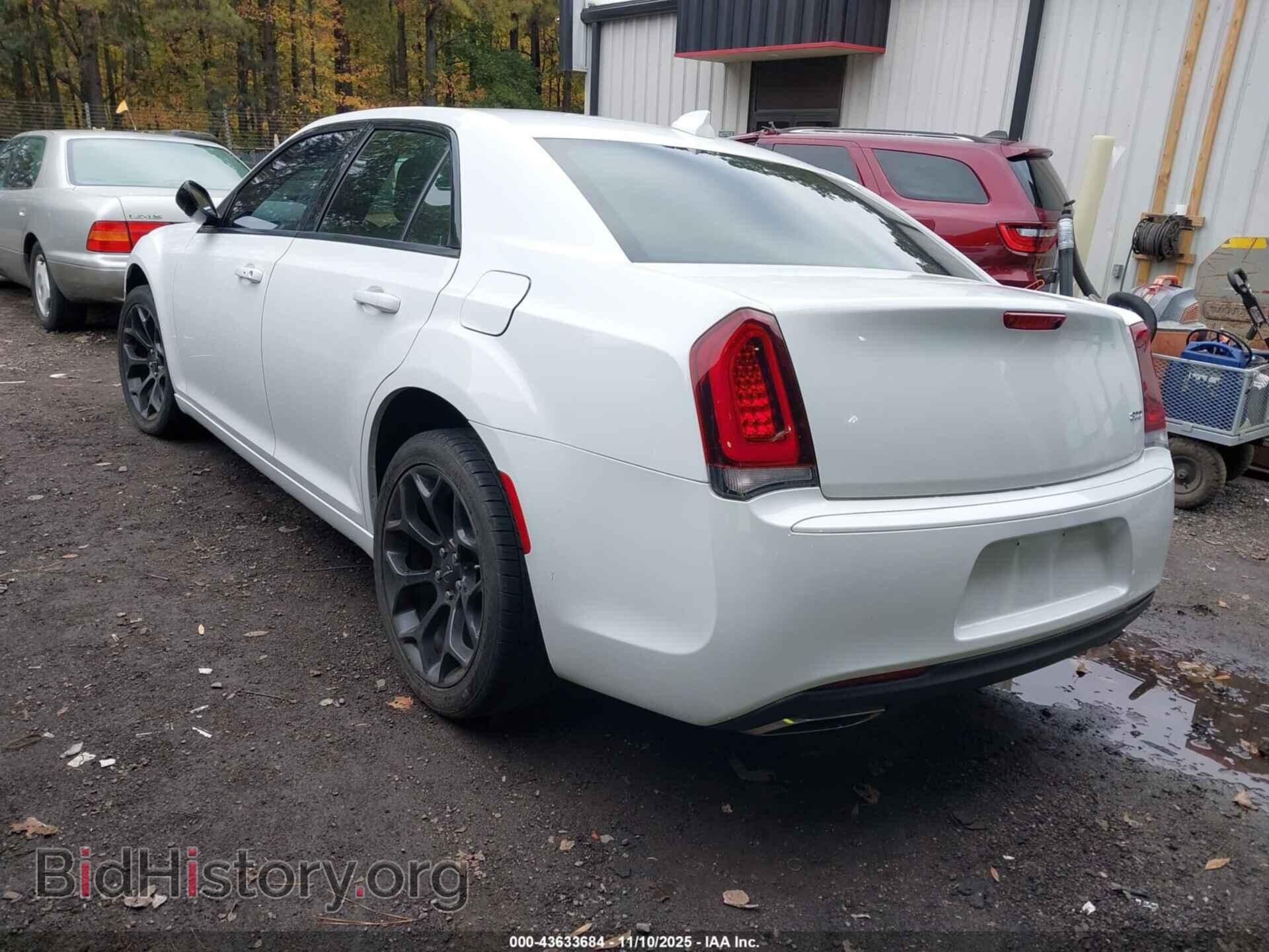 2019 CHRYSLER 300 - VIN: 2C3CCAAG2KH610300 - Фото 3