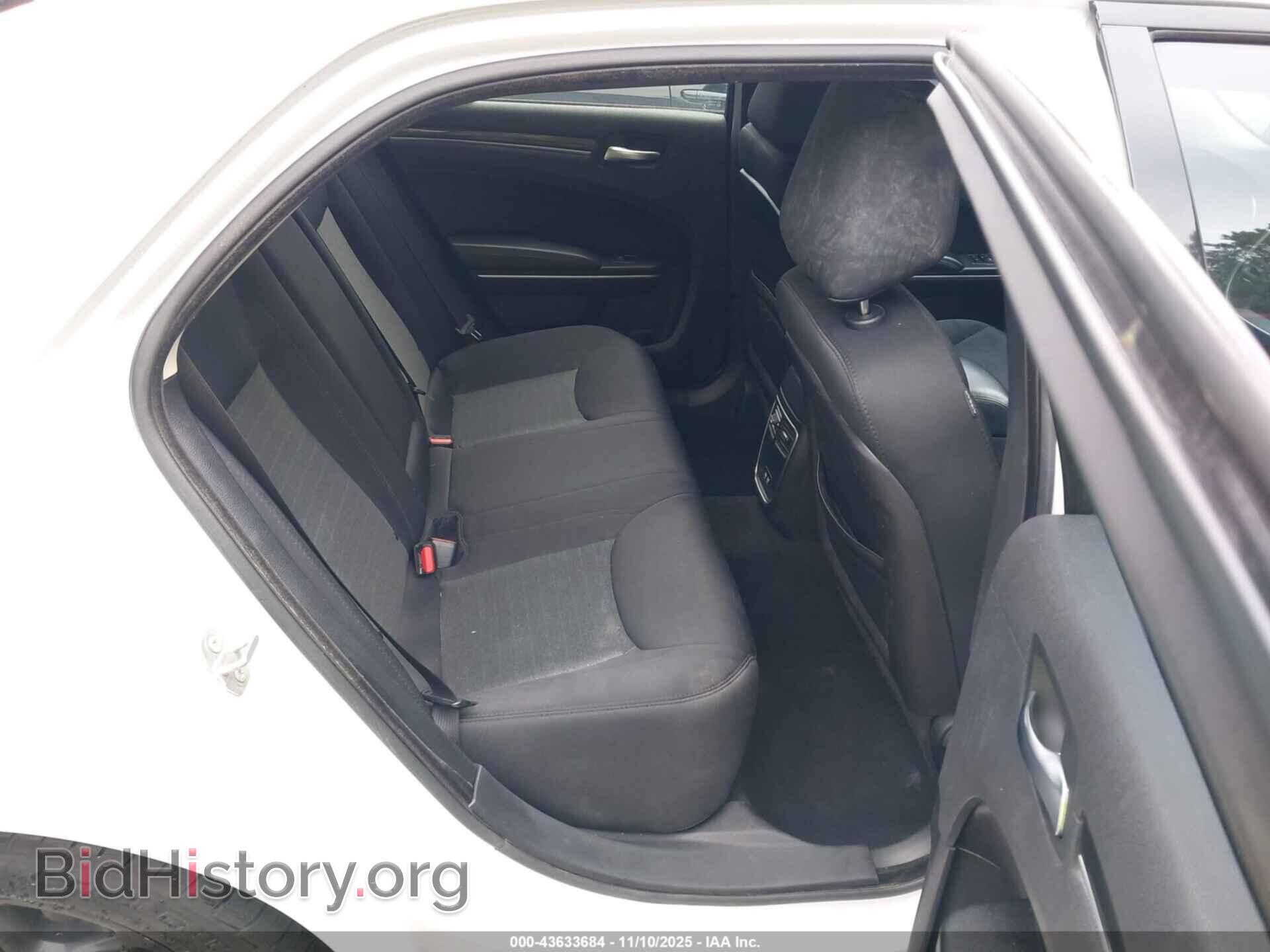 2019 CHRYSLER 300 - VIN: 2C3CCAAG2KH610300 - Фото 8