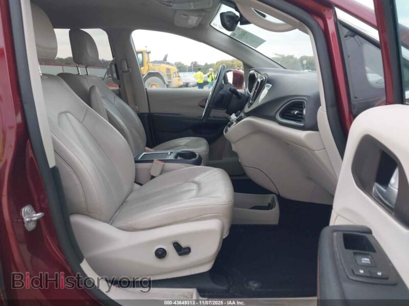 2017 Chrysler PACIFICA (VIN 2C4RC1EG8HR653042) — photo 5 of 21
