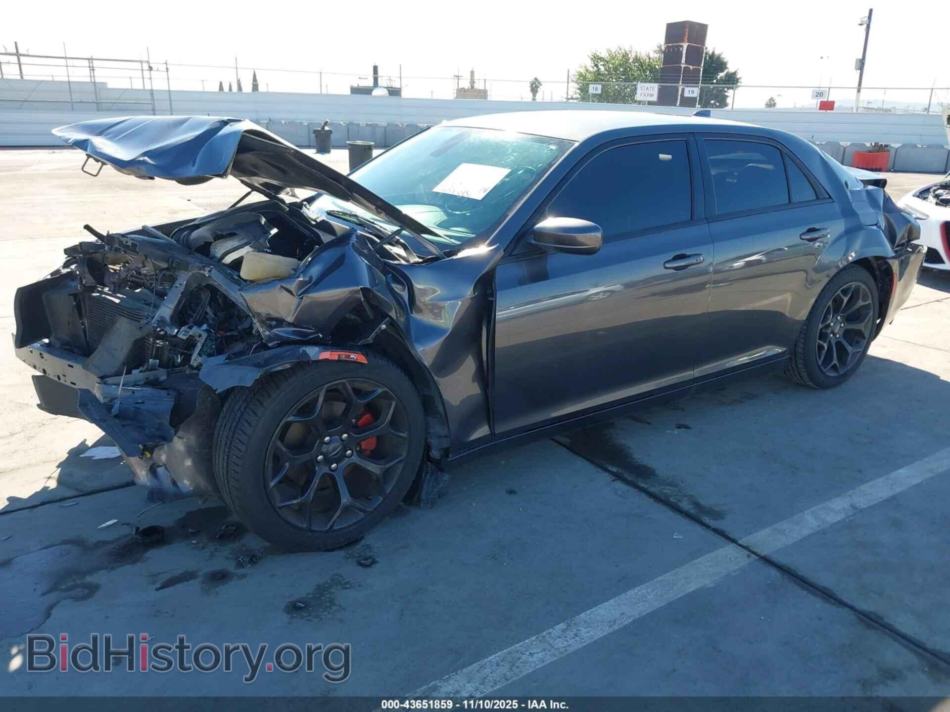 2019 CHRYSLER 300 - VIN: 2C3CCABG4KH548865 - Фото 2