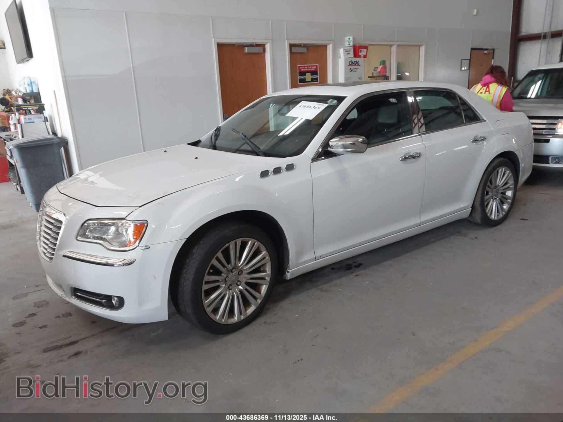 2011 CHRYSLER 300 - VIN: 2C3CA5CG3BH563188 - Фото 2