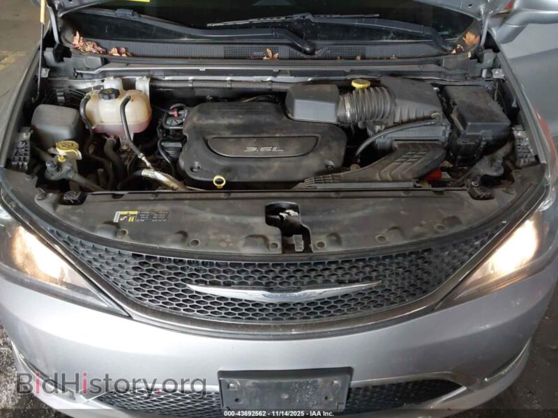 2017 Chrysler PACIFICA (VIN 2C4RC1BGXHR820375) — photo 10 of 17