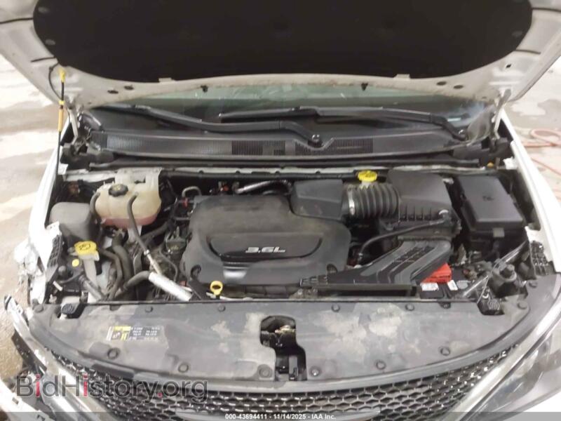 2017 Chrysler PACIFICA (VIN 2C4RC1DG4HR711701) — photo 10 of 16