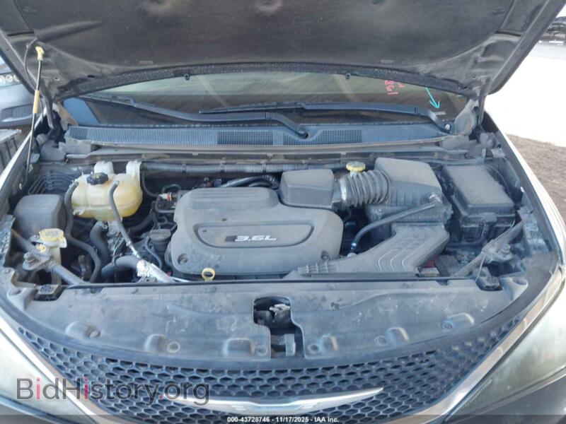 2017 Chrysler PACIFICA (VIN 2C4RC1DG1HR514257) — photo 10 of 17