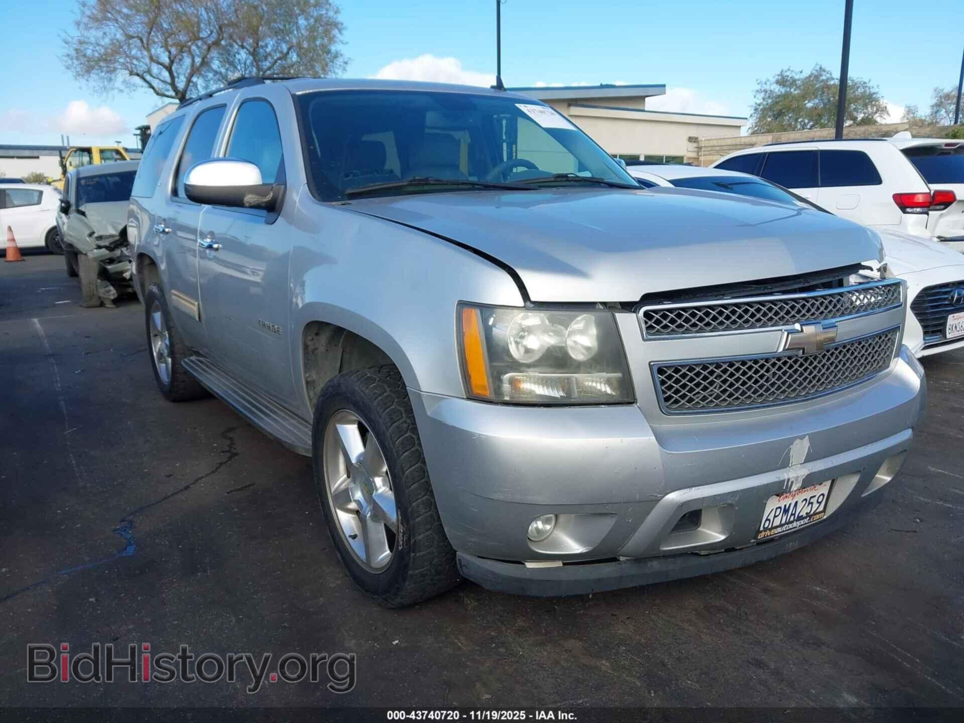 Photo 1GNSCBE02BR136947 - CHEVROLET TAHOE 2011
