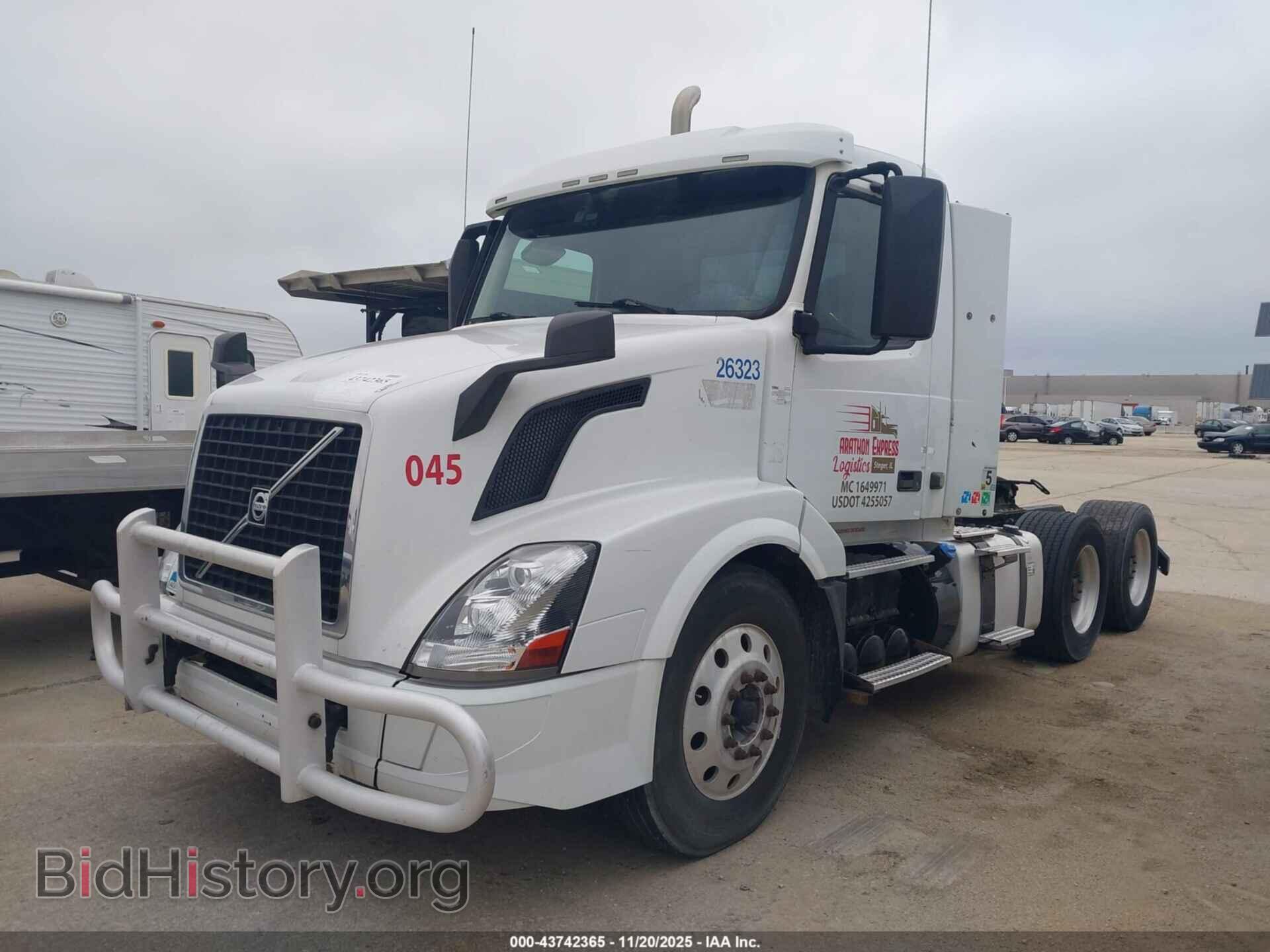 2016 VOLVO VN - VIN: 4V4NC9EH2GN948689 - Фото 2
