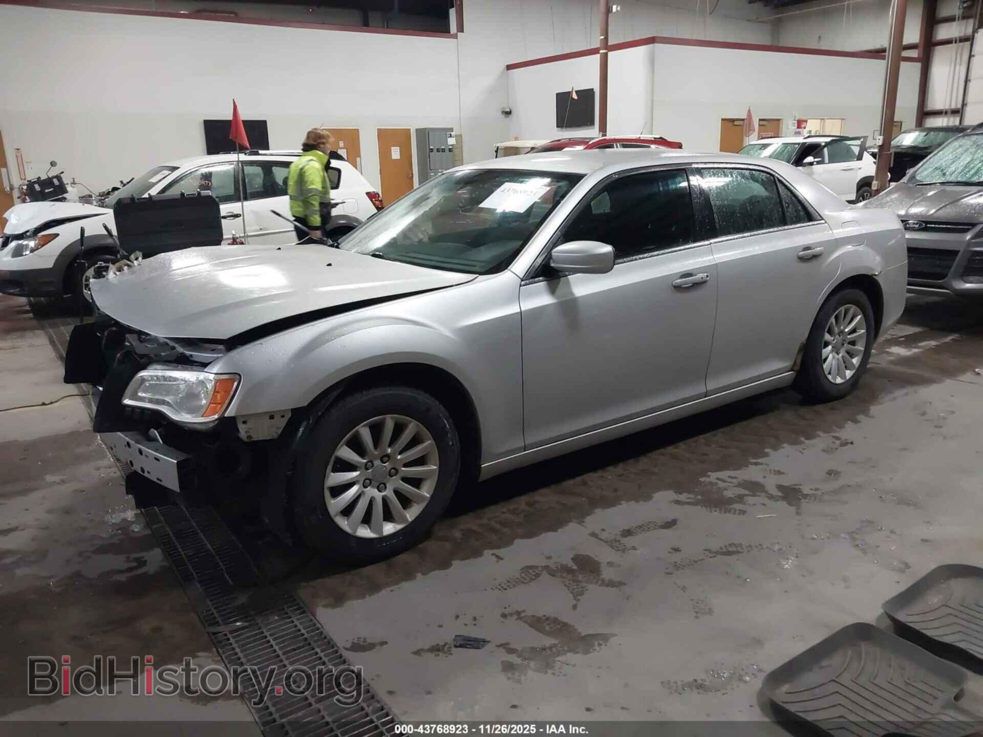 2012 CHRYSLER 300 - VIN: 2C3CCAAG5CH110357 - Фото 2