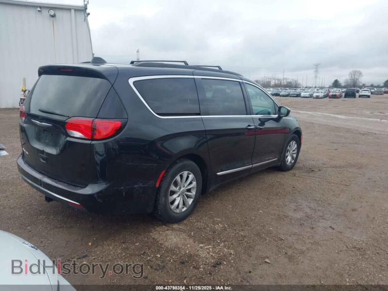 2017 Chrysler PACIFICA (VIN 2C4RC1BG7HR721920) — photo 4 of 16