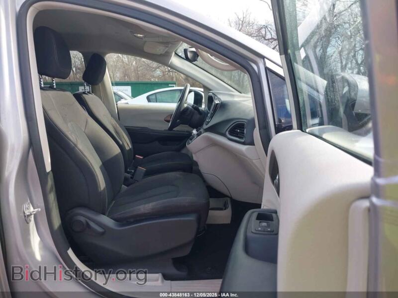 2017 Chrysler PACIFICA (VIN 2C4RC1DG0HR747952) — photo 5 of 17