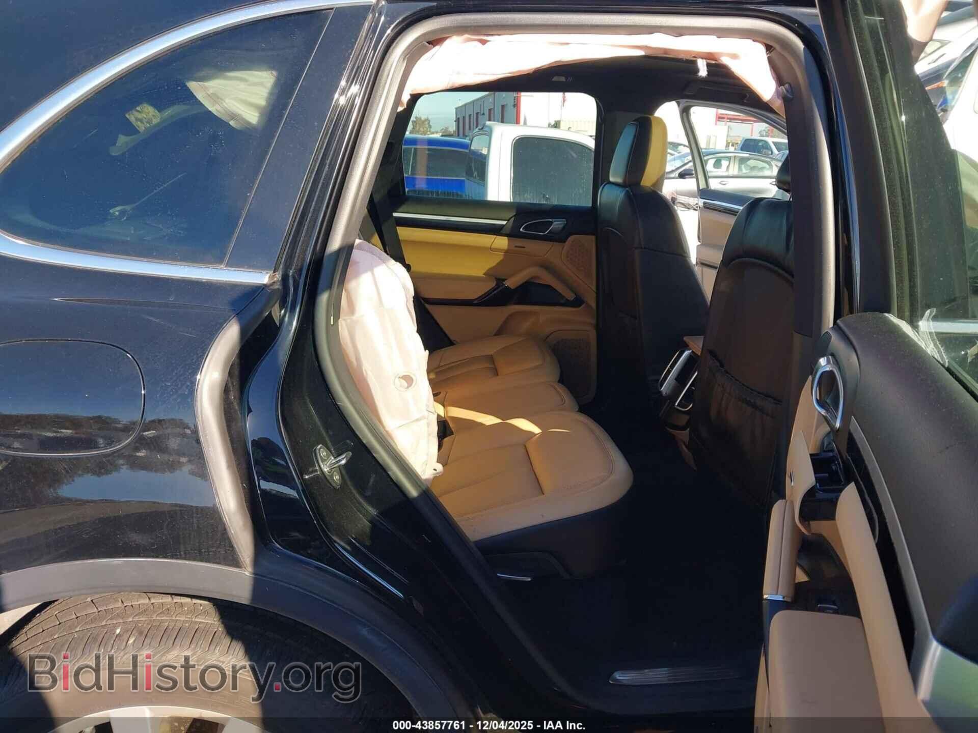 2017 PORSCHE CAYENNE - VIN: WP1AB2A23HLA52421 - Photo 8