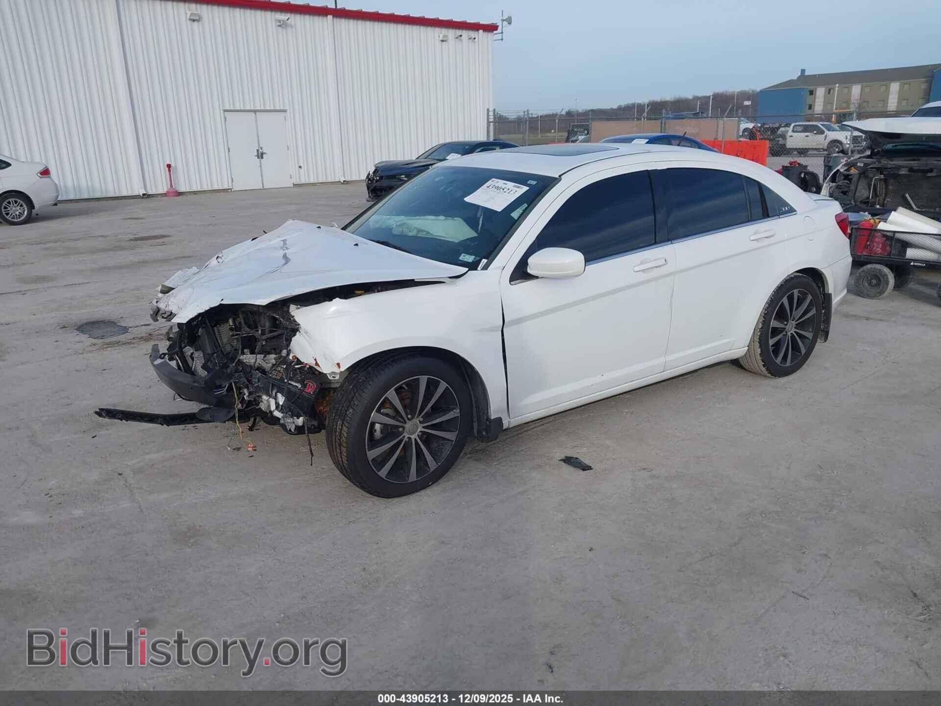 2013 CHRYSLER 200 - VIN: 1C3CCBCG3DN570614 - Фото 2