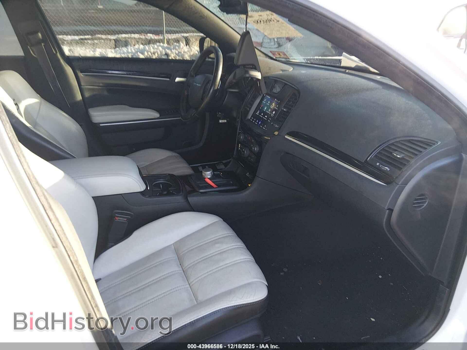 2019 CHRYSLER 300 - VIN: 2C3CCABG0KH682658 - Фото 5