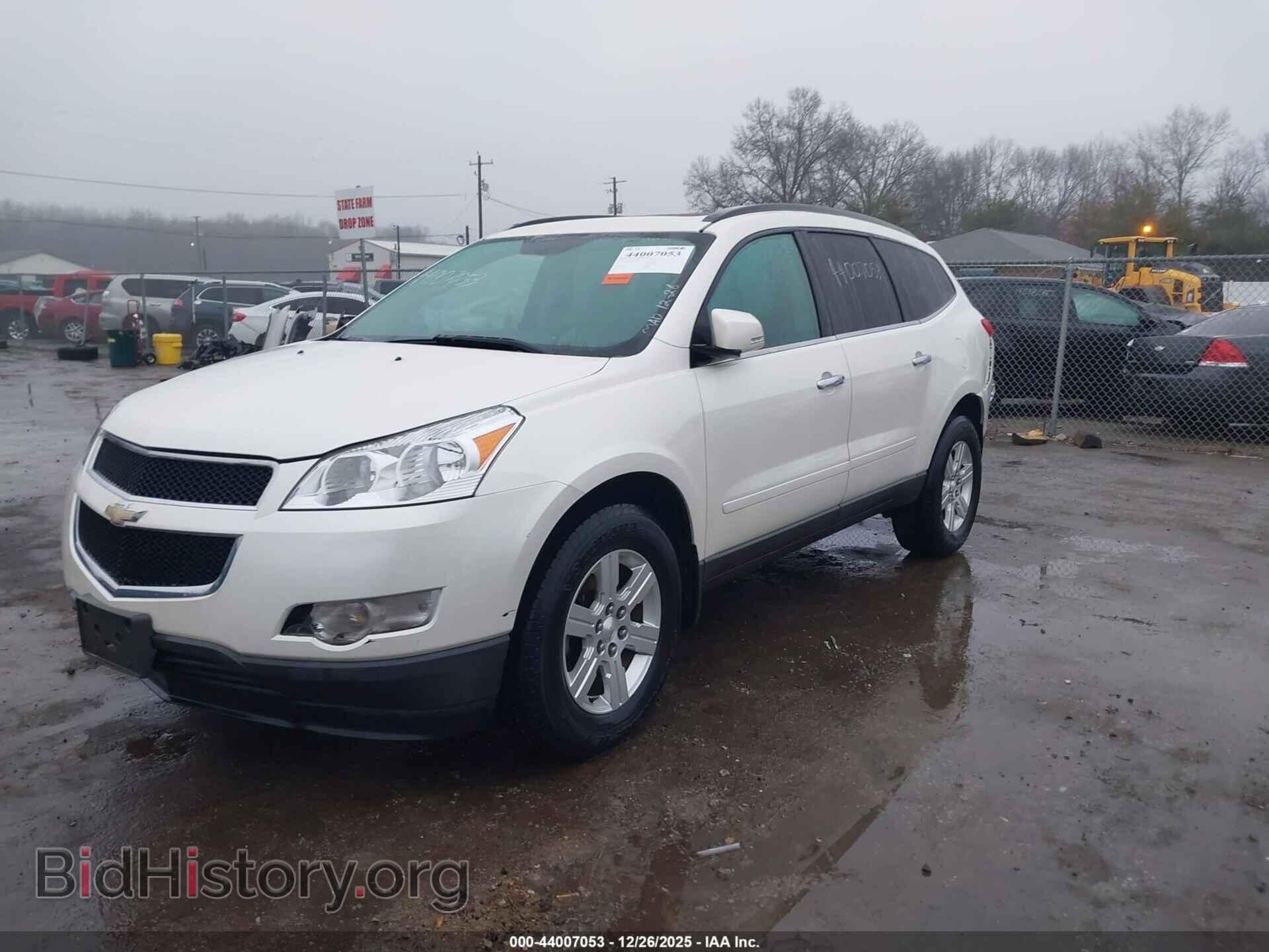 2011 CHEVROLET TRAVERSE - VIN: 1GNKRJED8BJ412705 - Фото 2