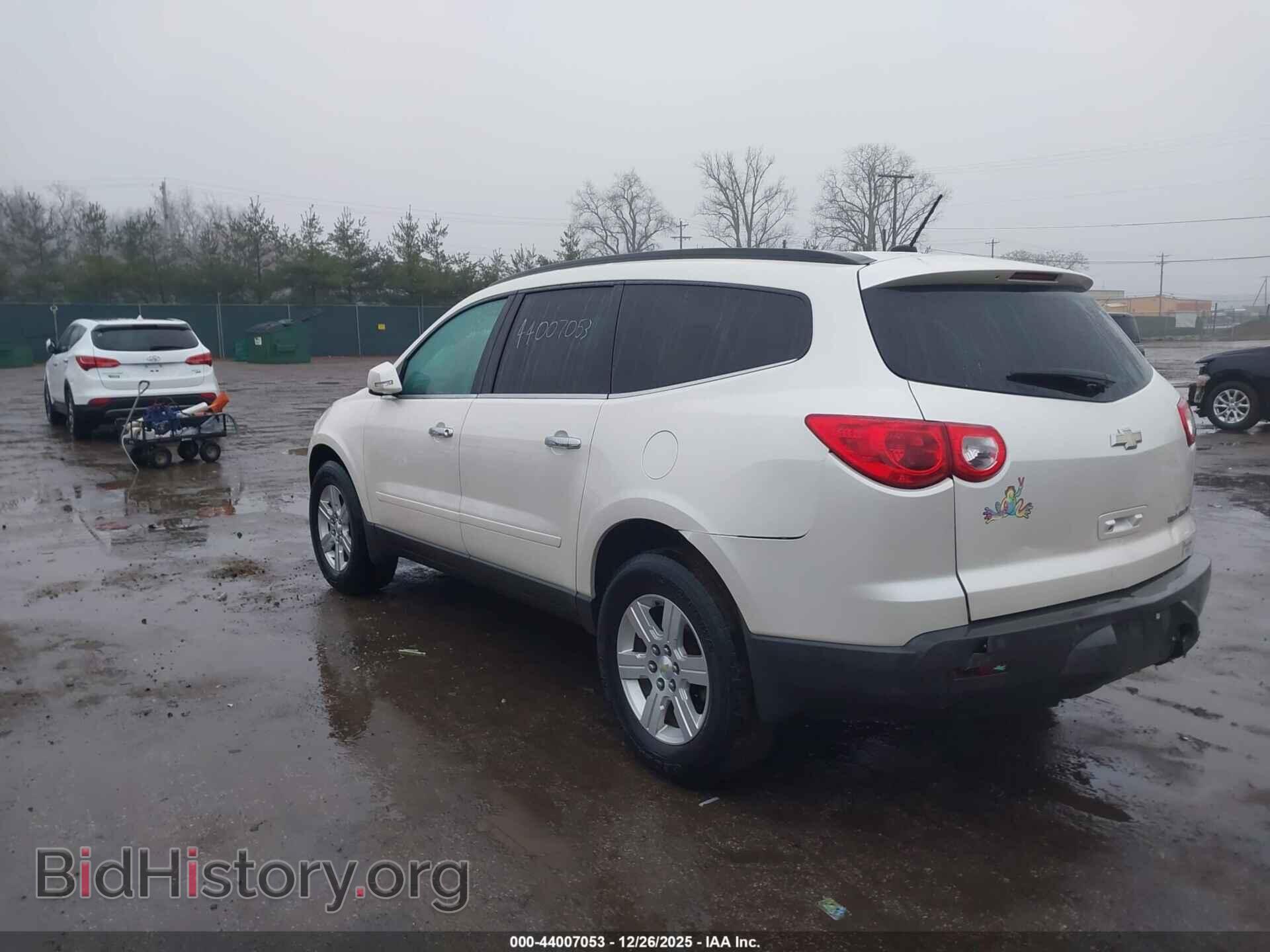 2011 CHEVROLET TRAVERSE - VIN: 1GNKRJED8BJ412705 - Фото 3