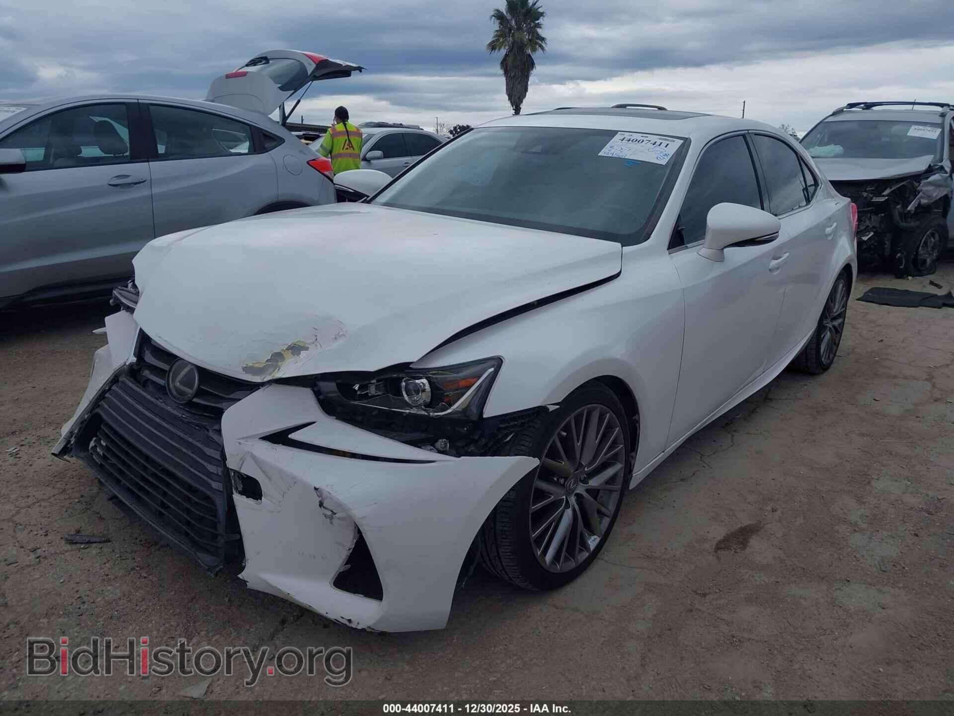 2017 LEXUS IS 200T - VIN: JTHBA1D27H5050706 - Фото 2