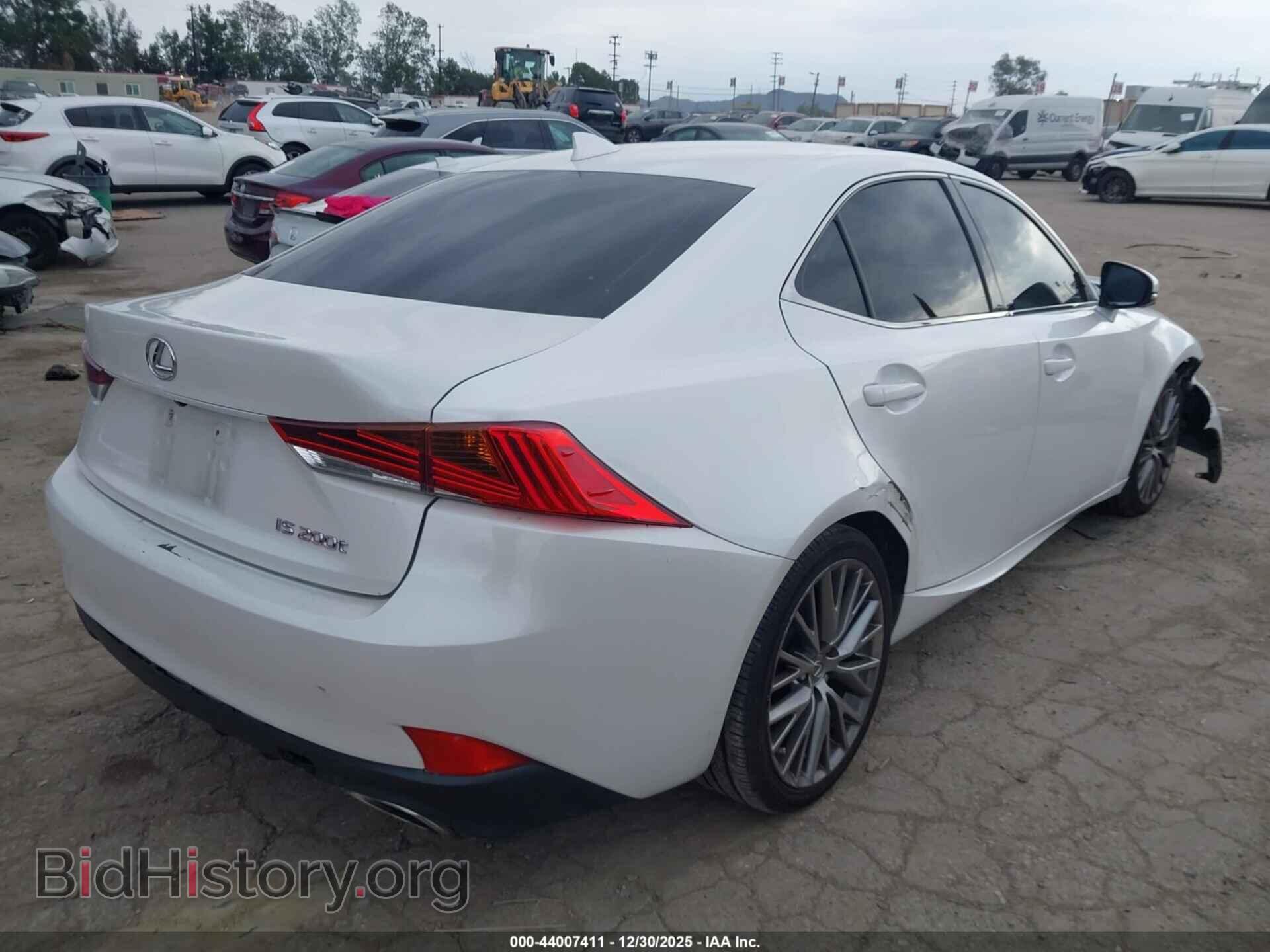 2017 LEXUS IS 200T - VIN: JTHBA1D27H5050706 - Фото 4