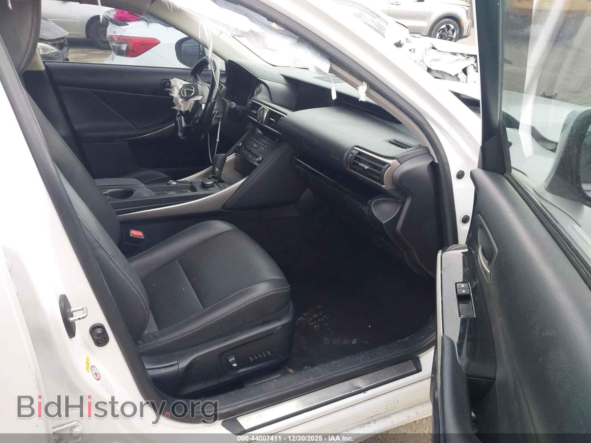 2017 LEXUS IS 200T - VIN: JTHBA1D27H5050706 - Фото 5