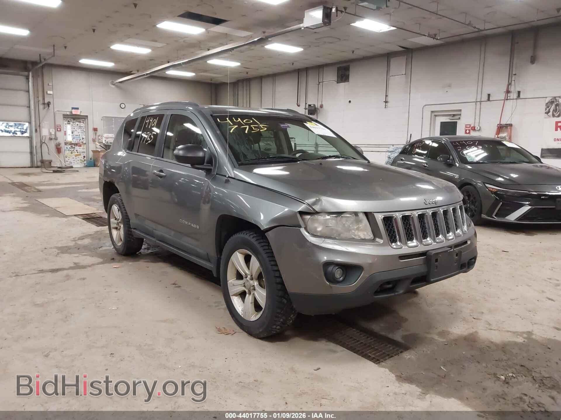 Photo 1J4NF1FB8BD279657 - JEEP COMPASS 2011
