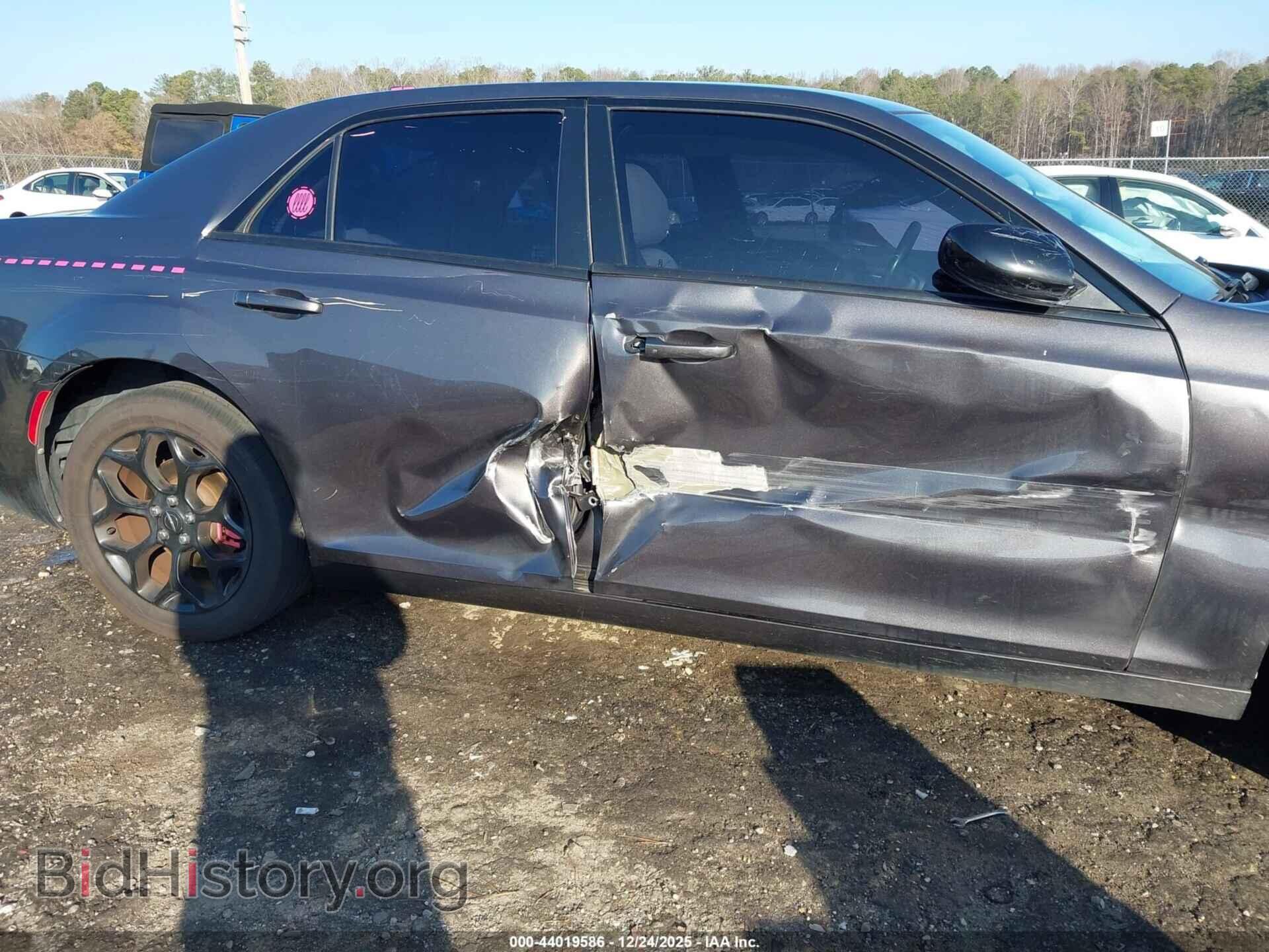 2019 CHRYSLER 300 - VIN: 2C3CCARG6KH538375 - Фото 6