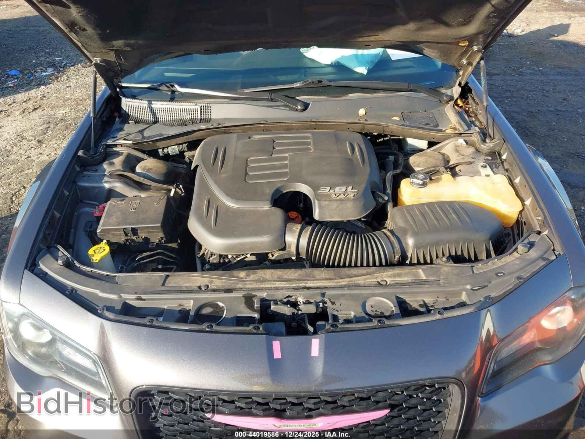 2019 CHRYSLER 300 - VIN: 2C3CCARG6KH538375 - Фото 10
