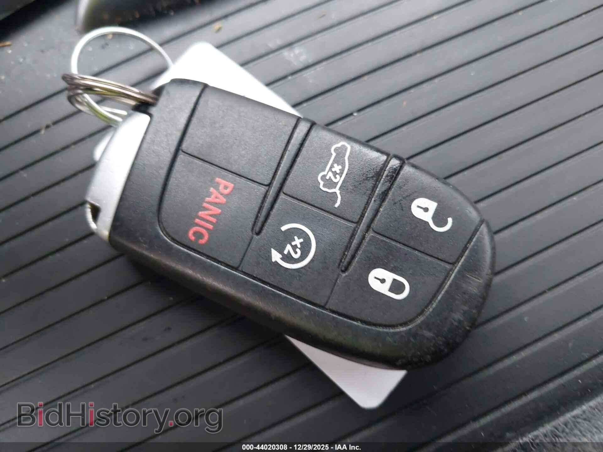 2016 CHRYSLER 300 - VIN: 2C3CCARG4GH270532 - Фото 11
