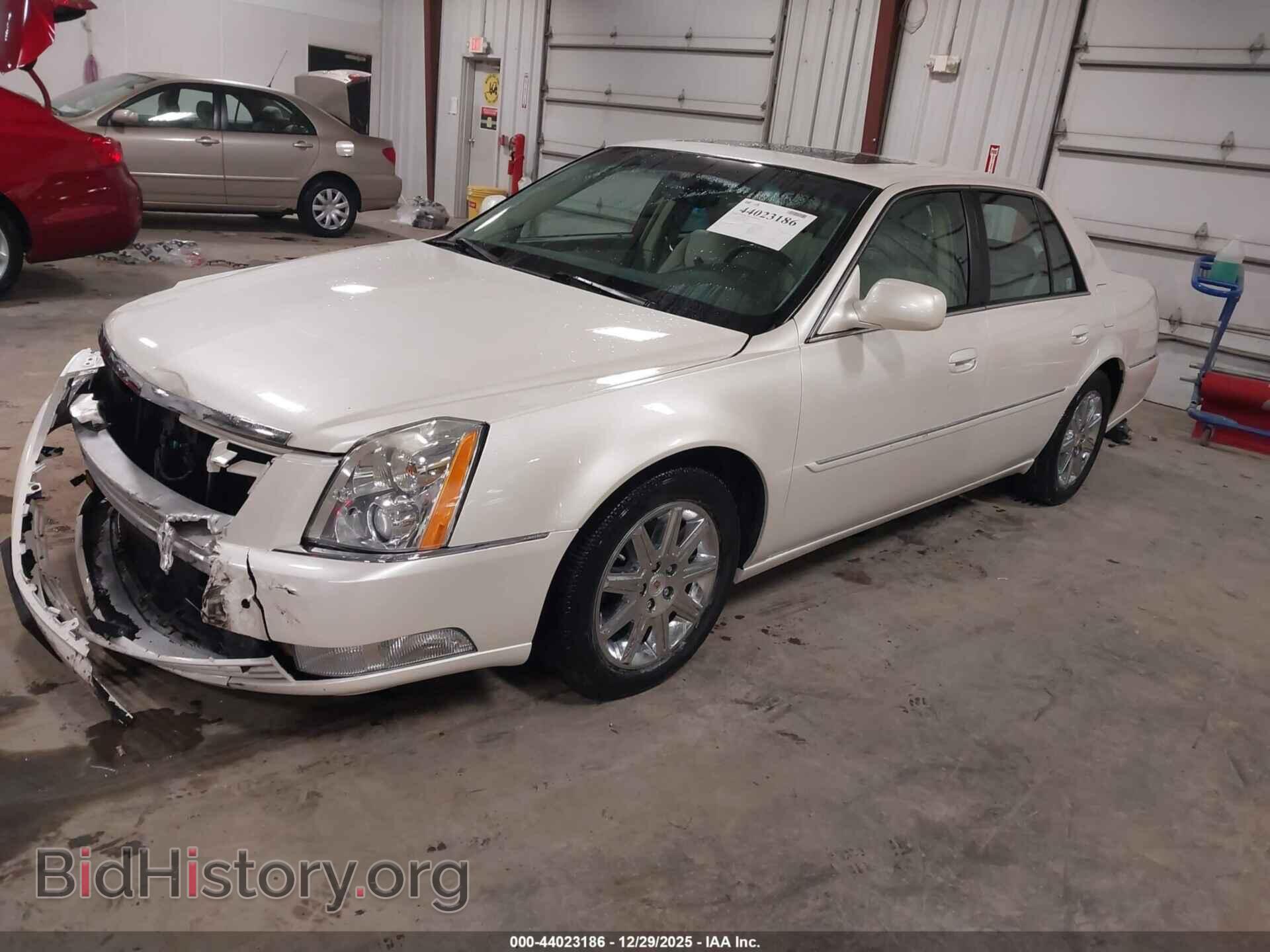 2011 CADILLAC DTS - VIN: 1G6KH5E69BU108644 - Фото 2
