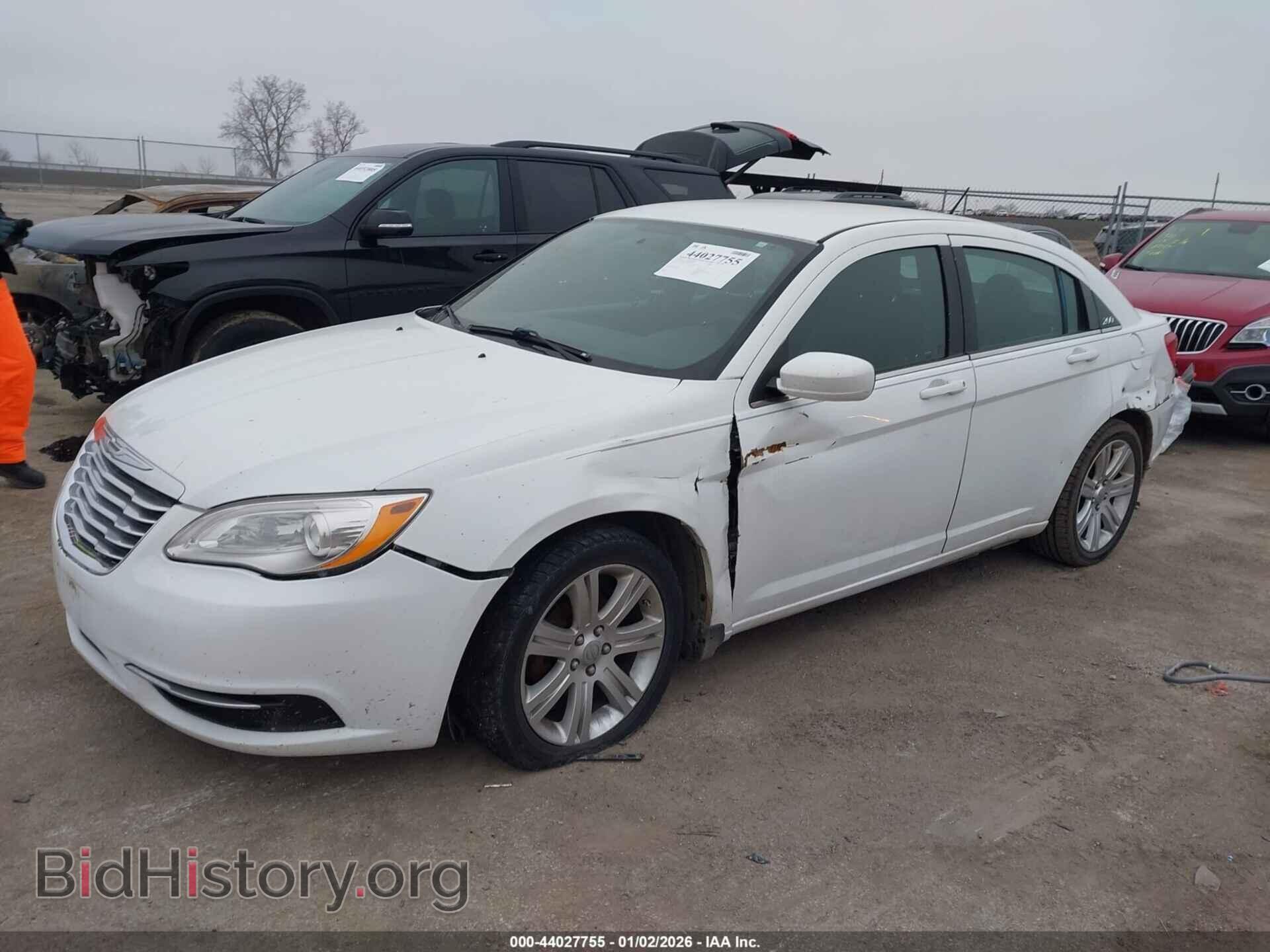 2013 CHRYSLER 200 - VIN: 1C3CCBAB3DN639843 - Фото 2