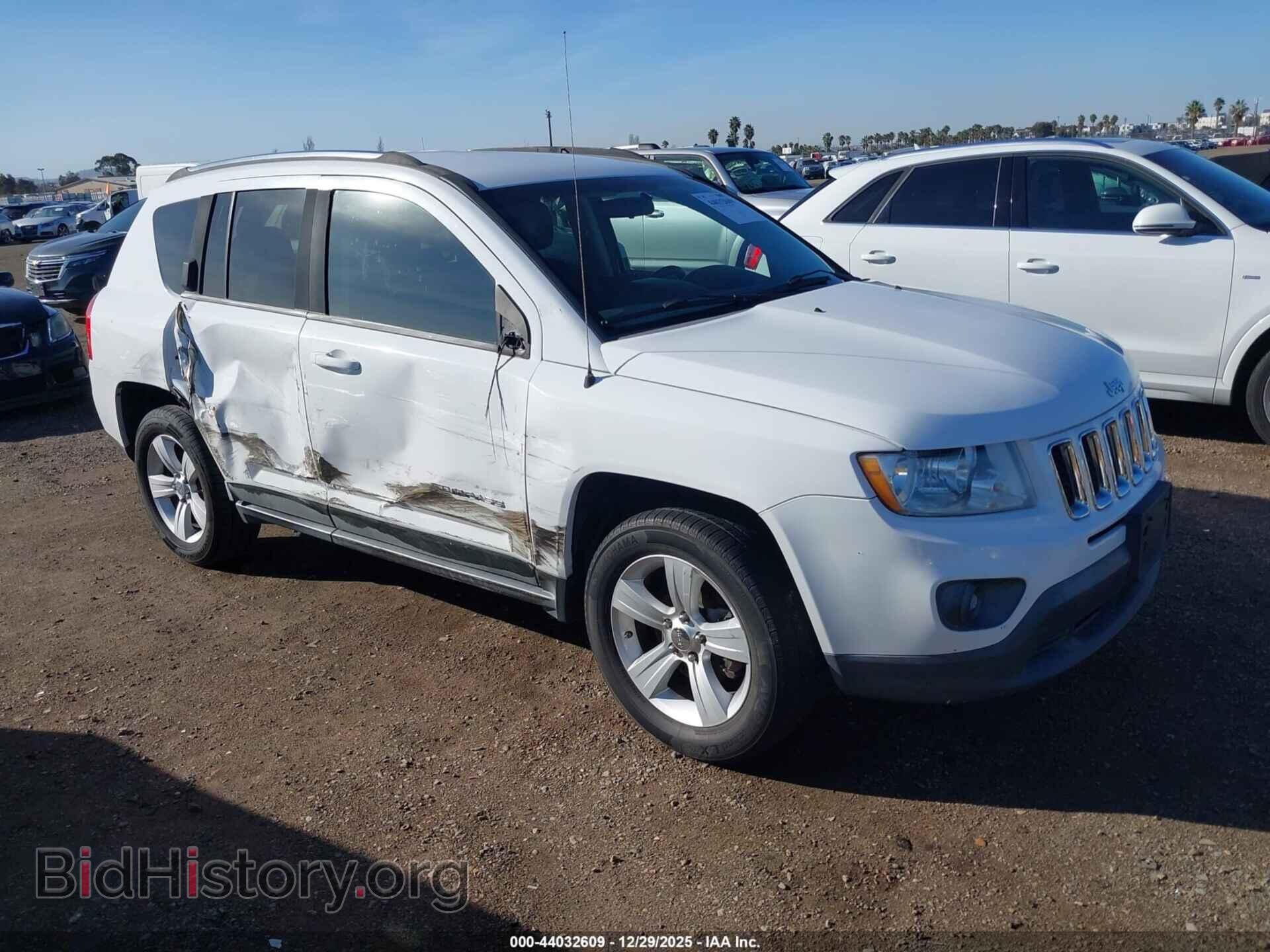 Photo 1J4NT1FB8BD170477 - JEEP COMPASS 2011