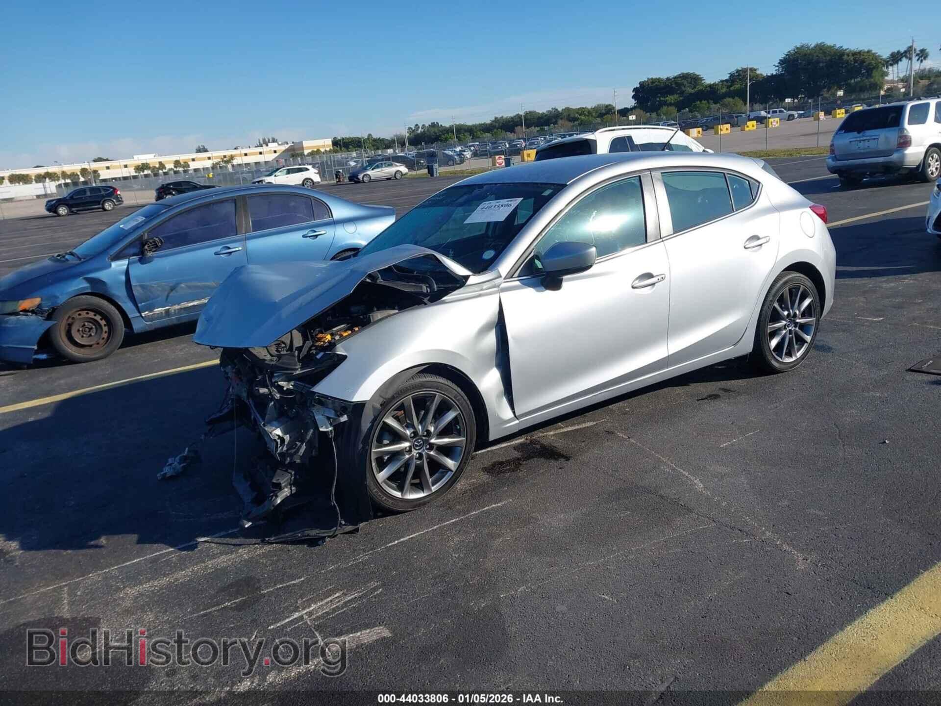 2018 MAZDA MAZDA3 - VIN: 3MZBN1L38JM242133 - Фото 2