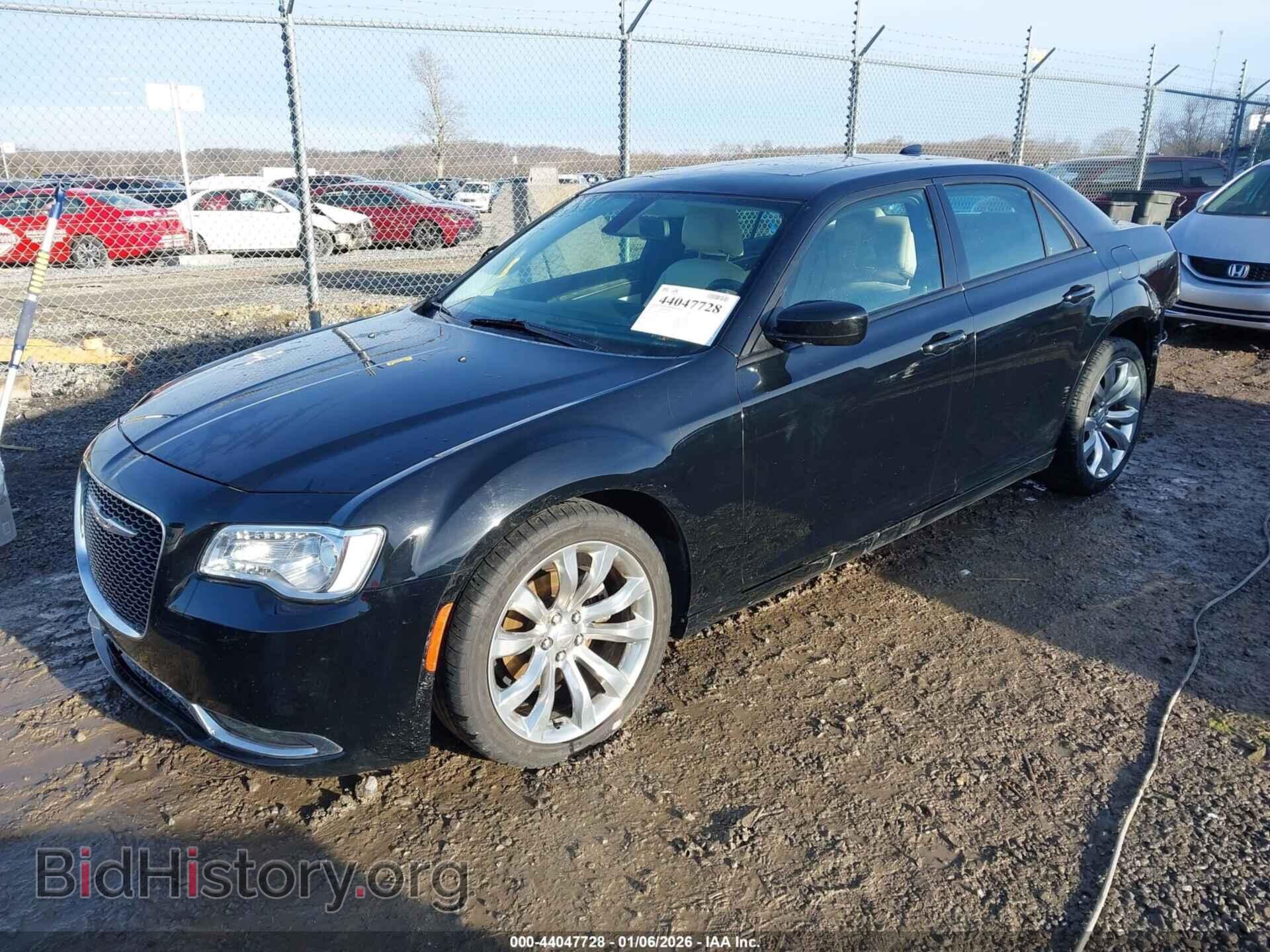 2017 CHRYSLER 300 - VIN: 2C3CCAAG7HH582504 - Фото 2