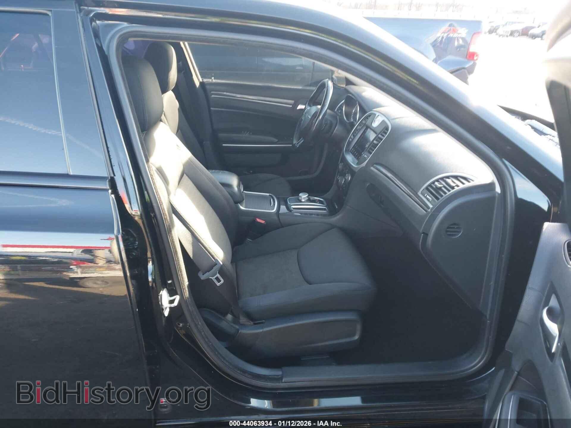 2019 CHRYSLER 300 - VIN: 2C3CCAAG3KH564962 - Фото 5