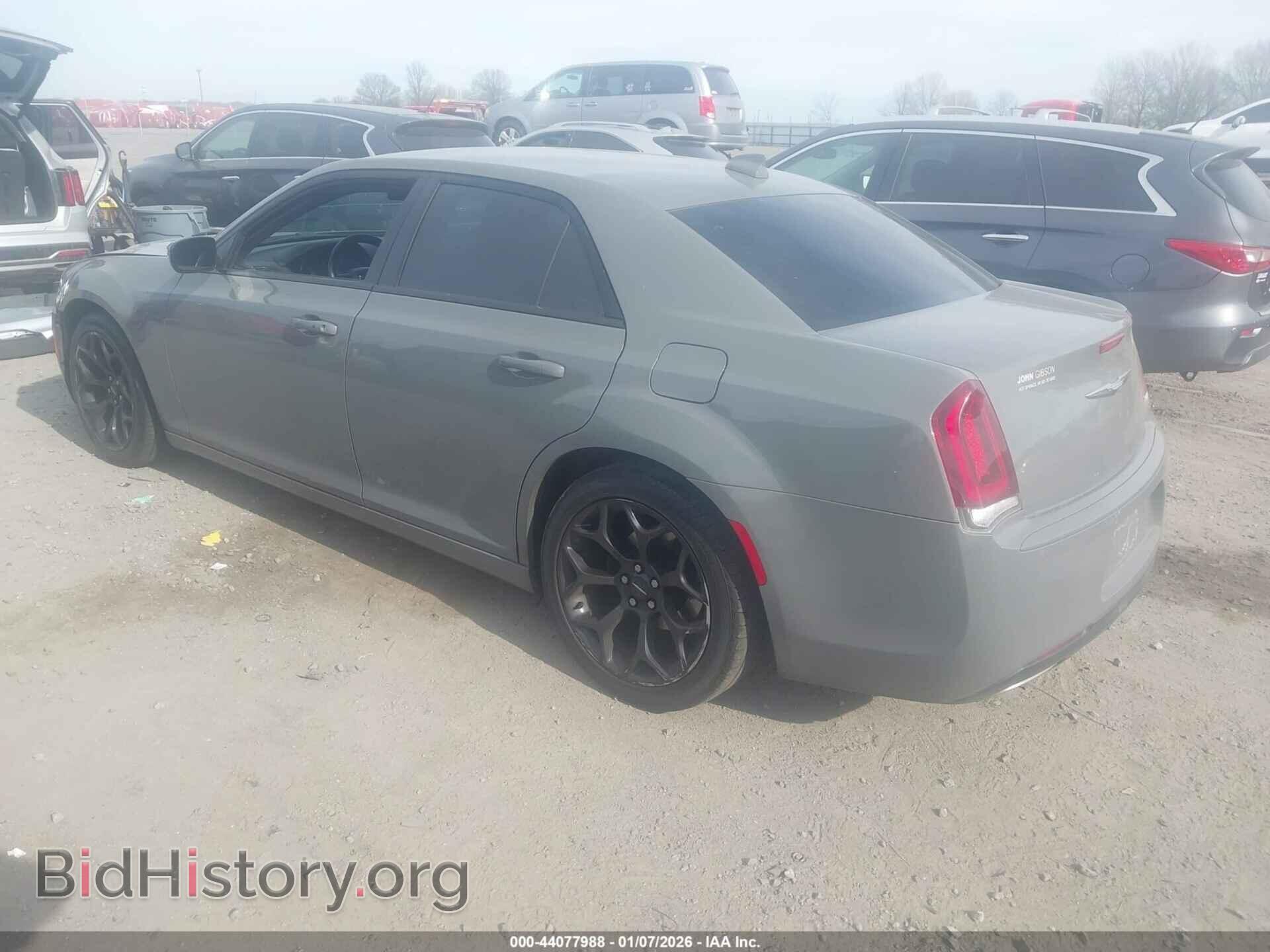 2019 CHRYSLER 300 - VIN: 2C3CCABG4KH562846 - Фото 3