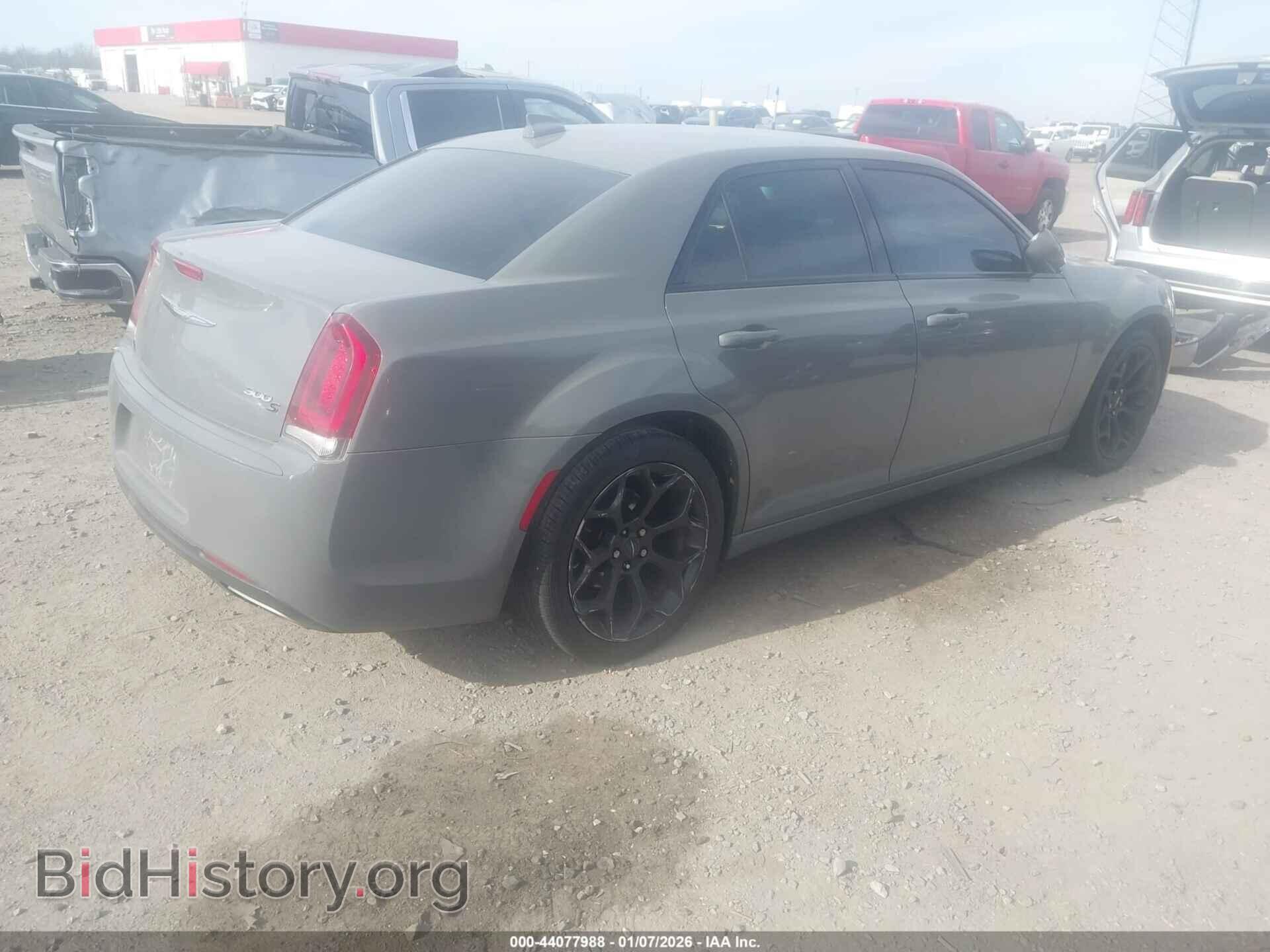 2019 CHRYSLER 300 - VIN: 2C3CCABG4KH562846 - Фото 4