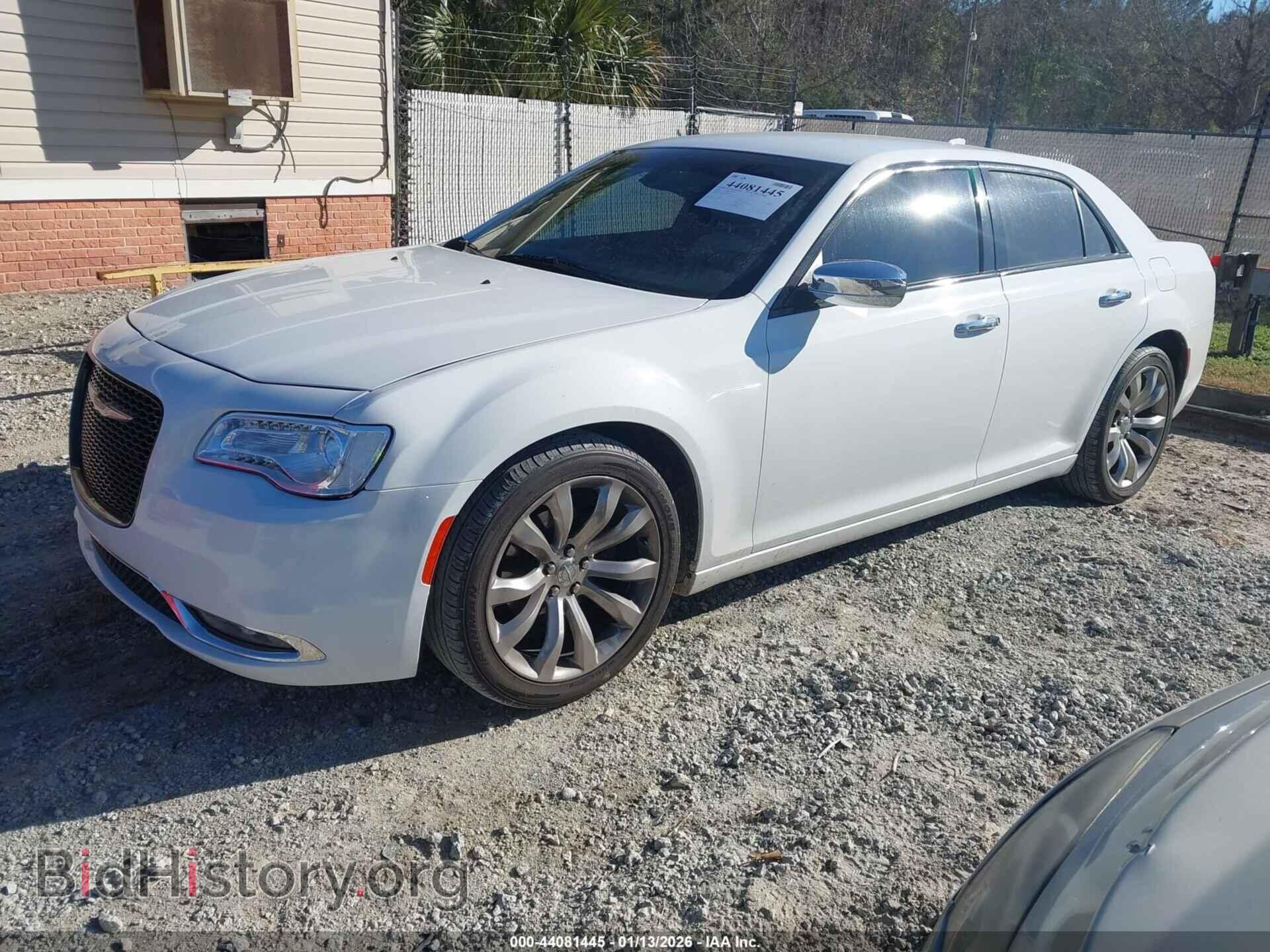 2019 CHRYSLER 300 - VIN: 2C3CCAEG8KH698120 - Фото 2